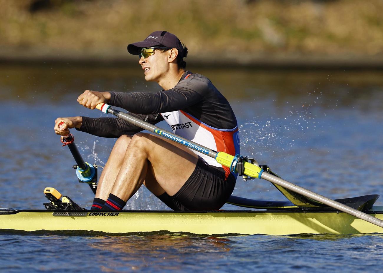 男子シングルスカル決勝の荒川龍太。1位となりパリ五輪代表に決まった（共同）