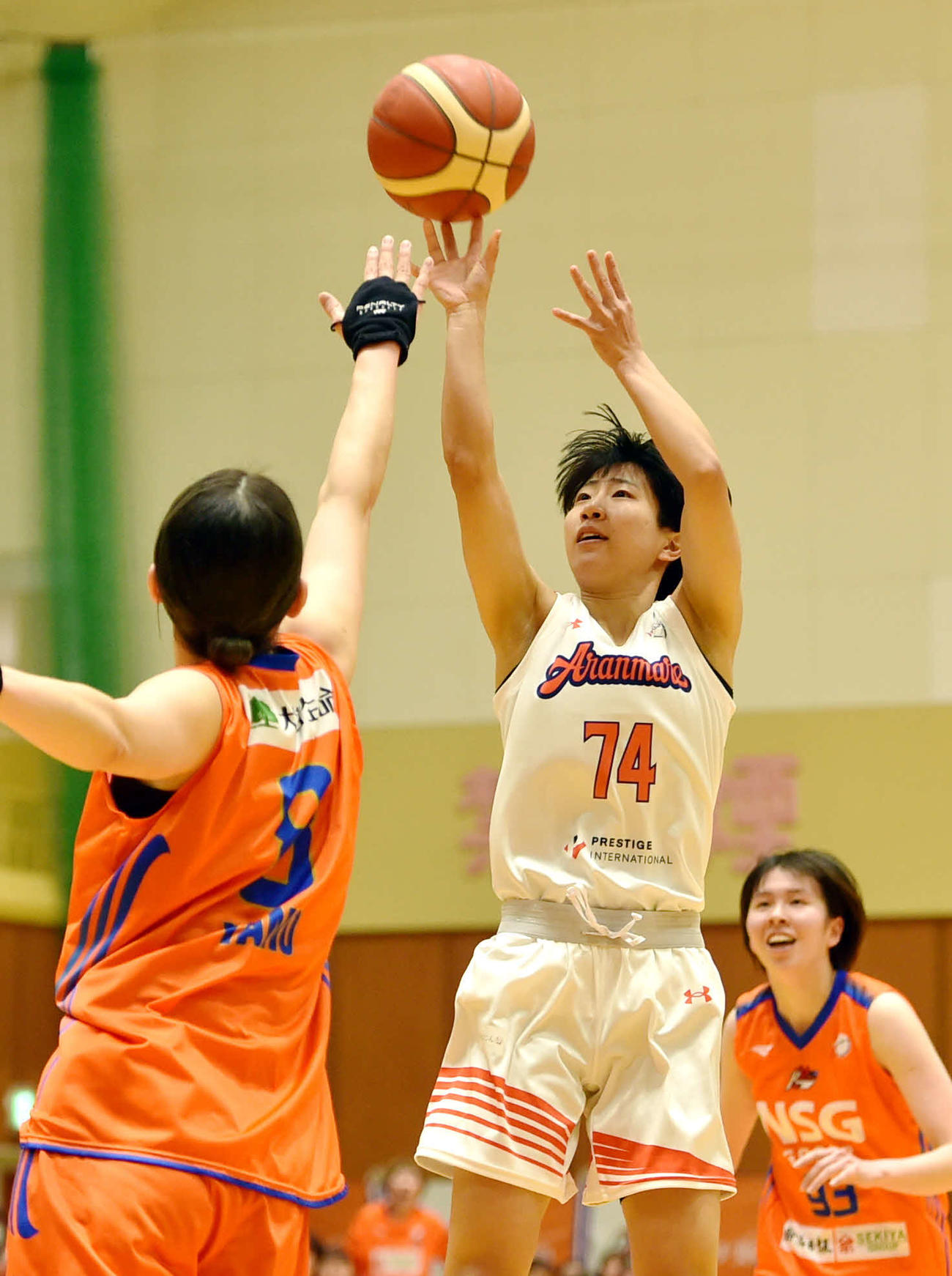 25日、新潟戦でシュートを打つ樋口（撮影・相沢孔志）