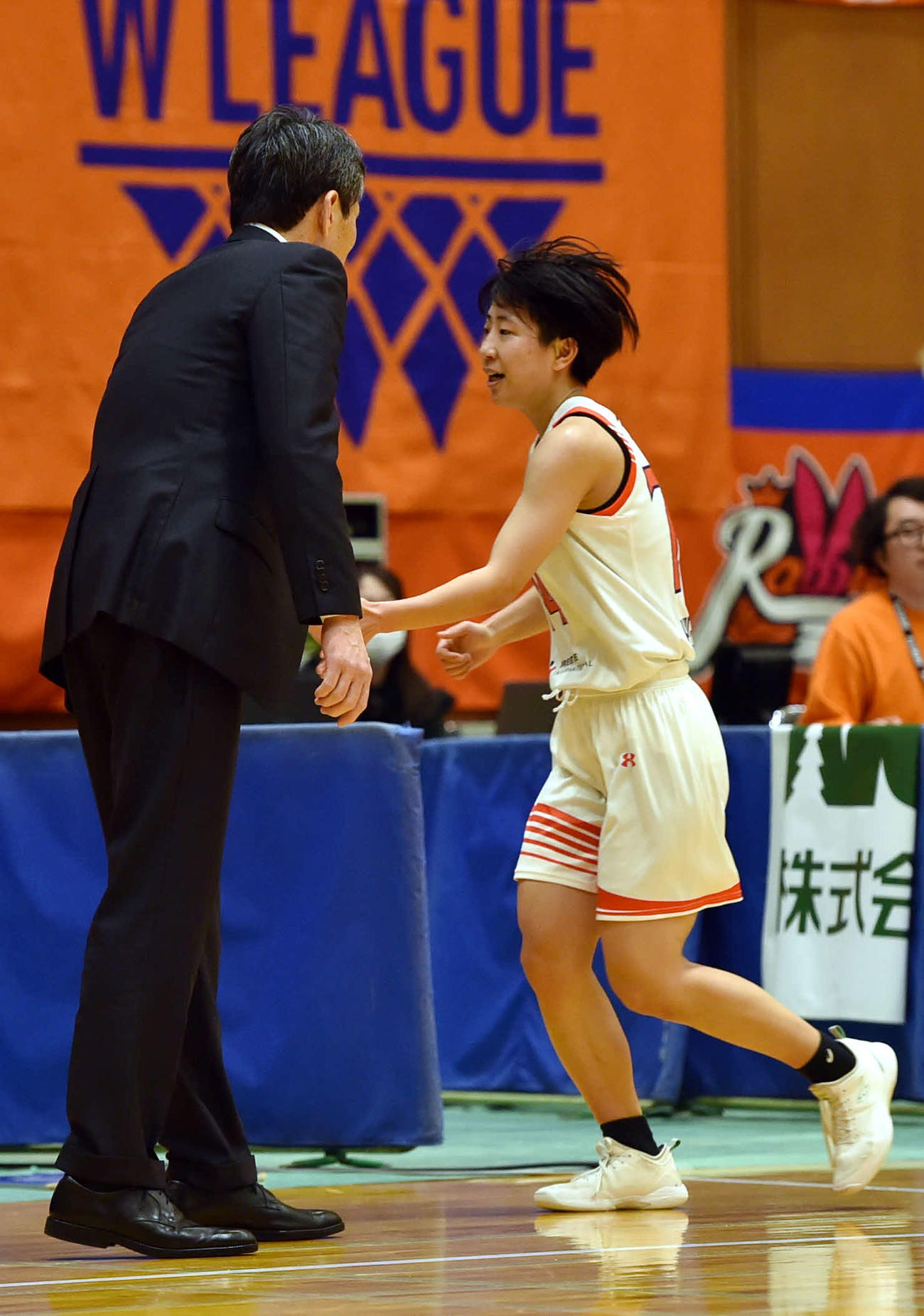 24日、新潟戦でベンチに戻る樋口（右）と小嶋HC