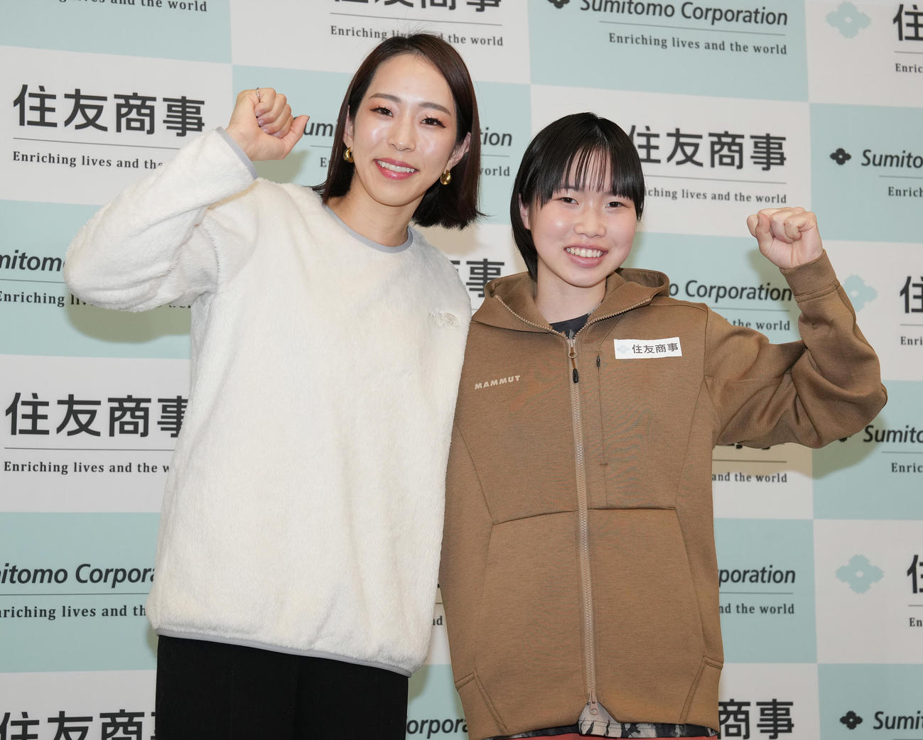 住友商事での激励会で、ゲストMCを務めた野口啓代氏（左）と笑顔で記念撮影に納まる森（撮影・鈴木みどり）