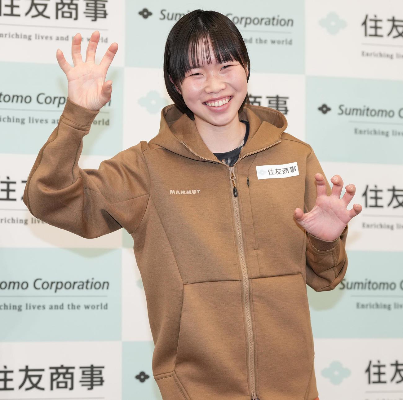 住友商事での激励会で、笑顔でポーズを取る森（撮影・鈴木みどり）