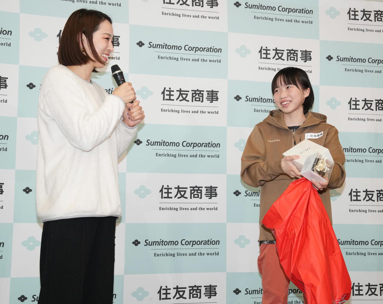 住友商事での激励会で、ゲストMCの野口啓代氏（左）からプレゼントを受け取る森（撮影・鈴木みどり）