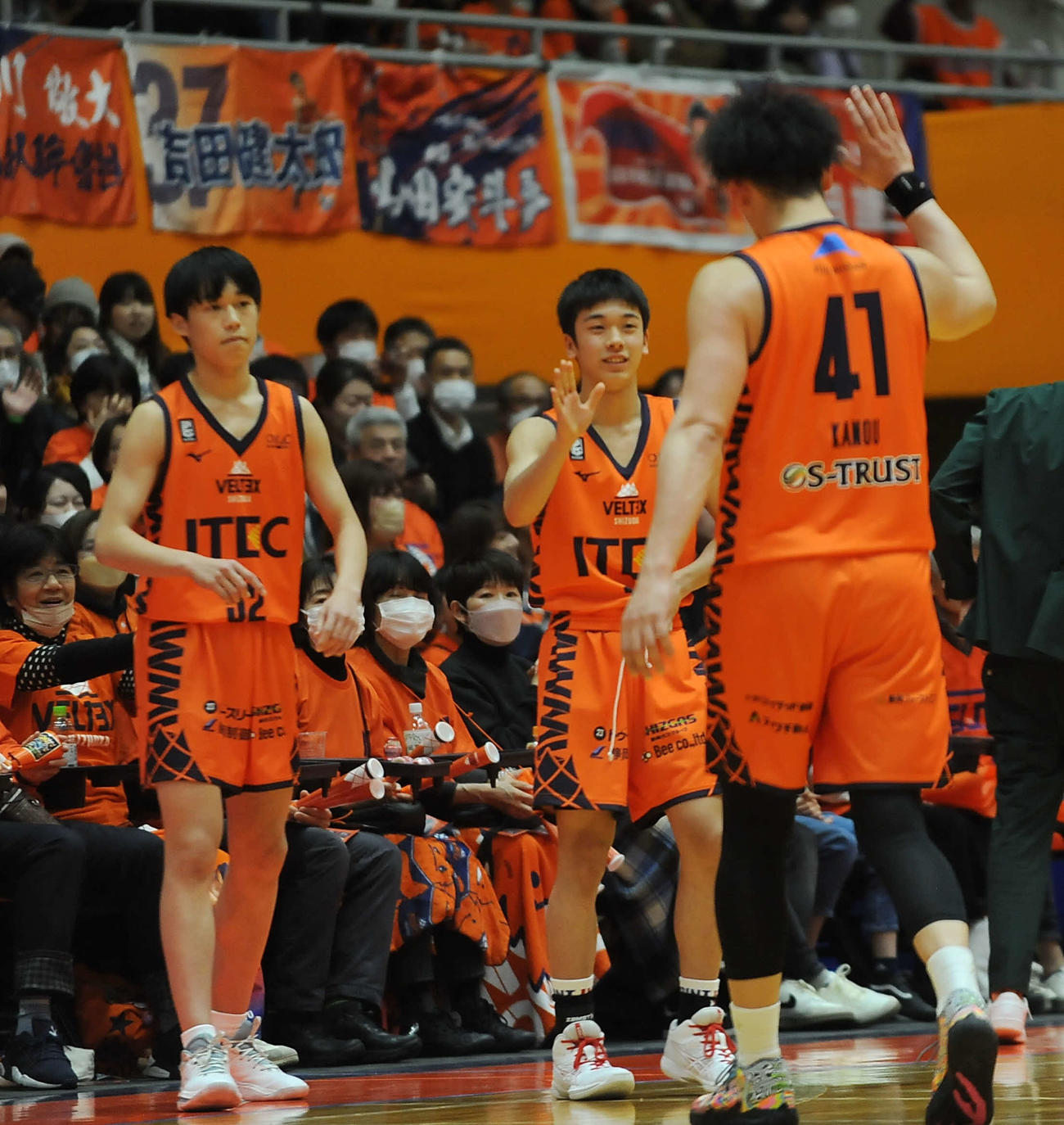 第23節2戦目の第4クオーター残り14秒、コートインするベルテックス静岡の山田響（奥右）と水上（同左）