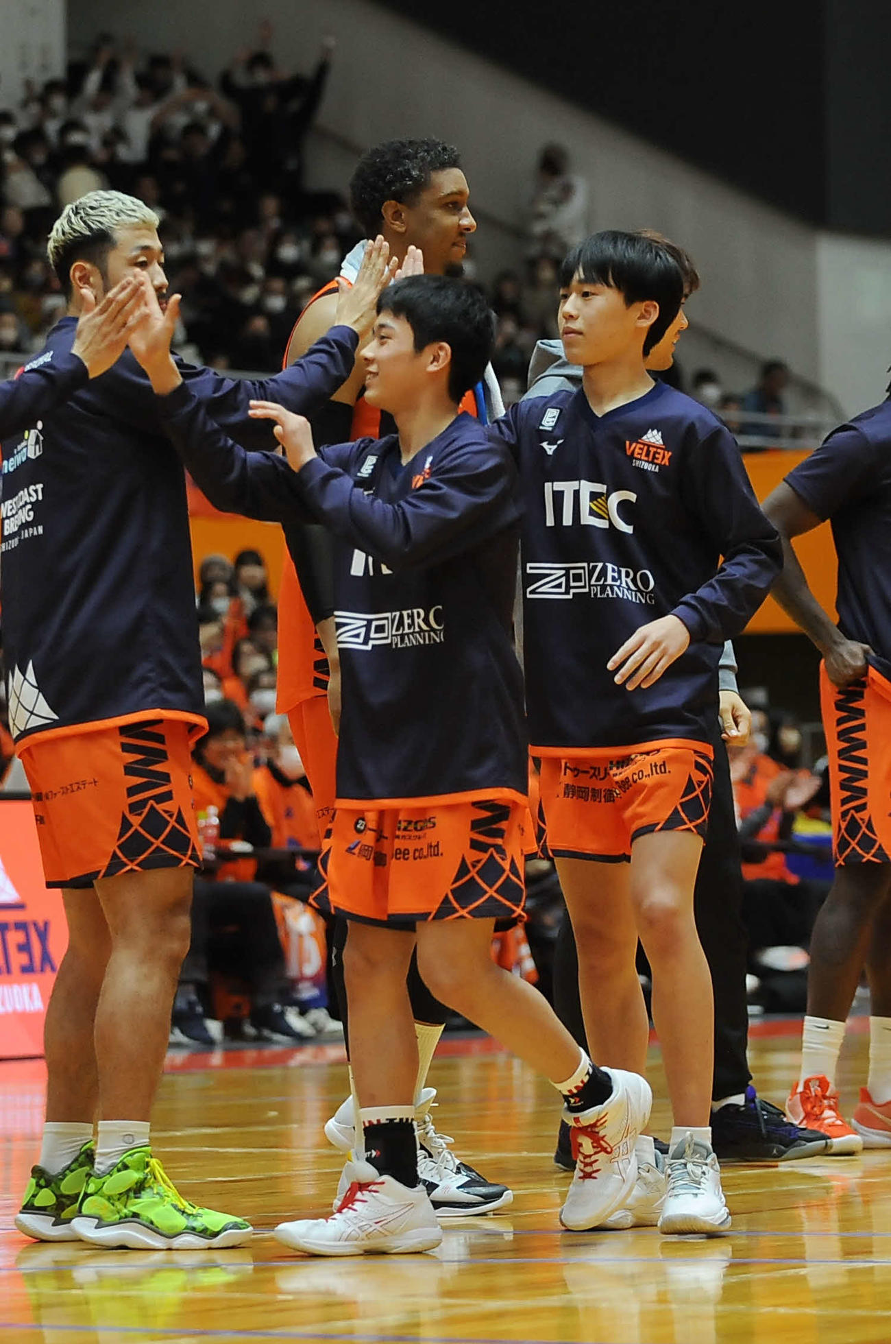第23節2戦目を終え、チームメートとハイタッチするベルテックス静岡の山田響（手前左）と水上（同右）