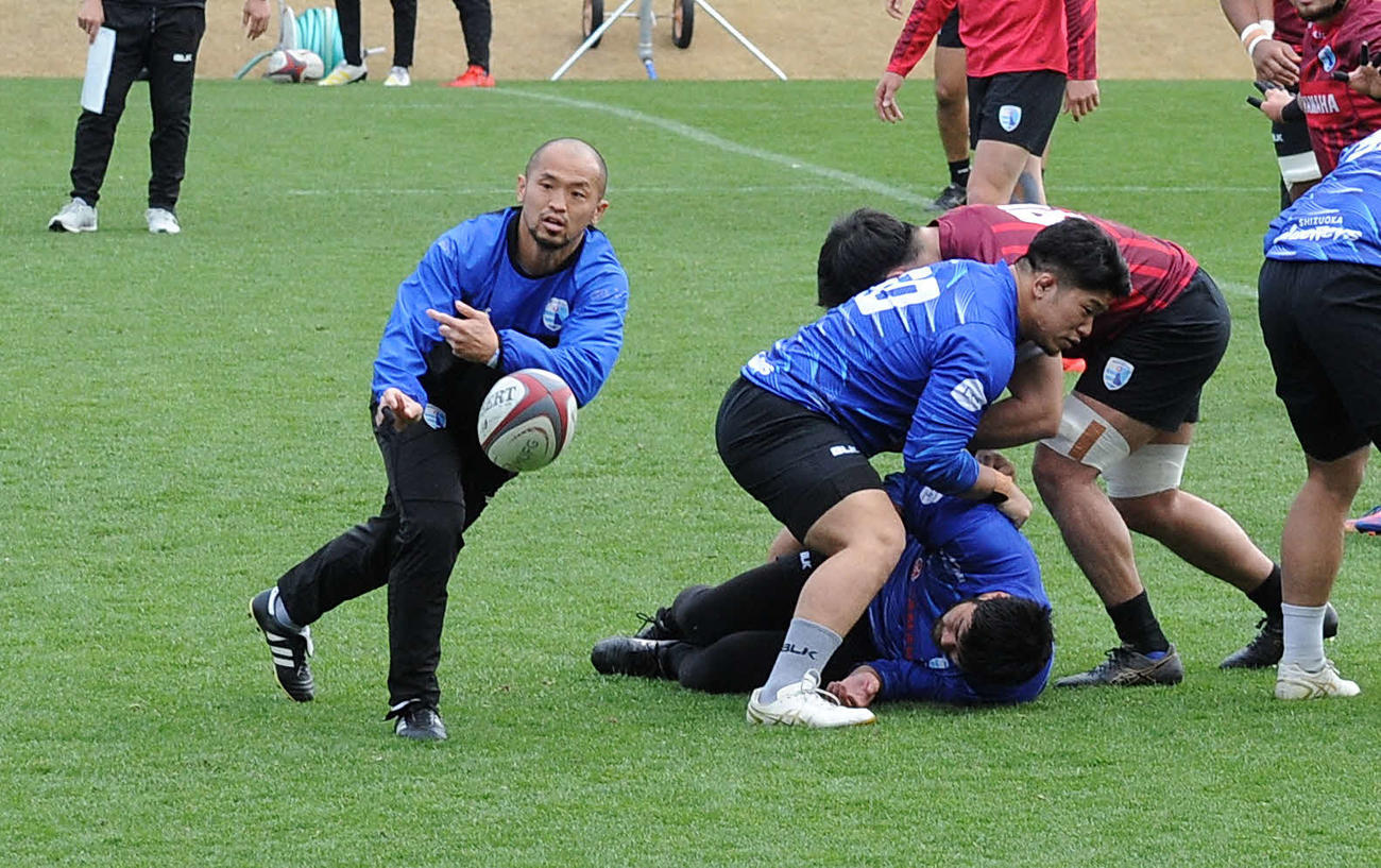 実戦練習で静岡ブルーレヴズの山下（中央）が相手を抑え、矢富勇（左）がボールをパスする