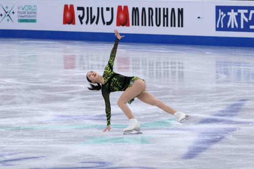 世界選手権女子SP　笑顔で演技する吉田陽菜（撮影・阿部健吾）