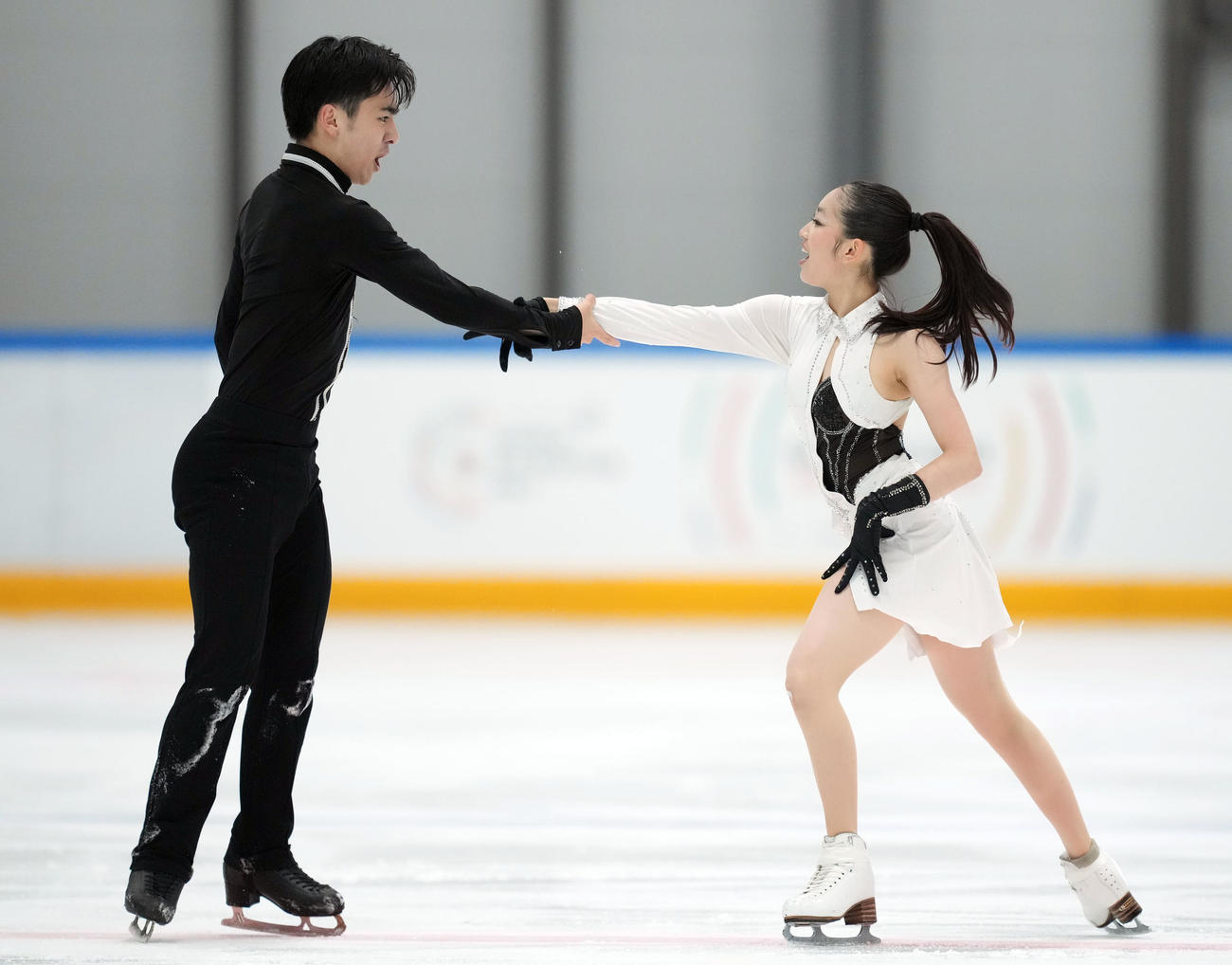 岸本彩良（右）田村篤彦（2023年9月撮影）