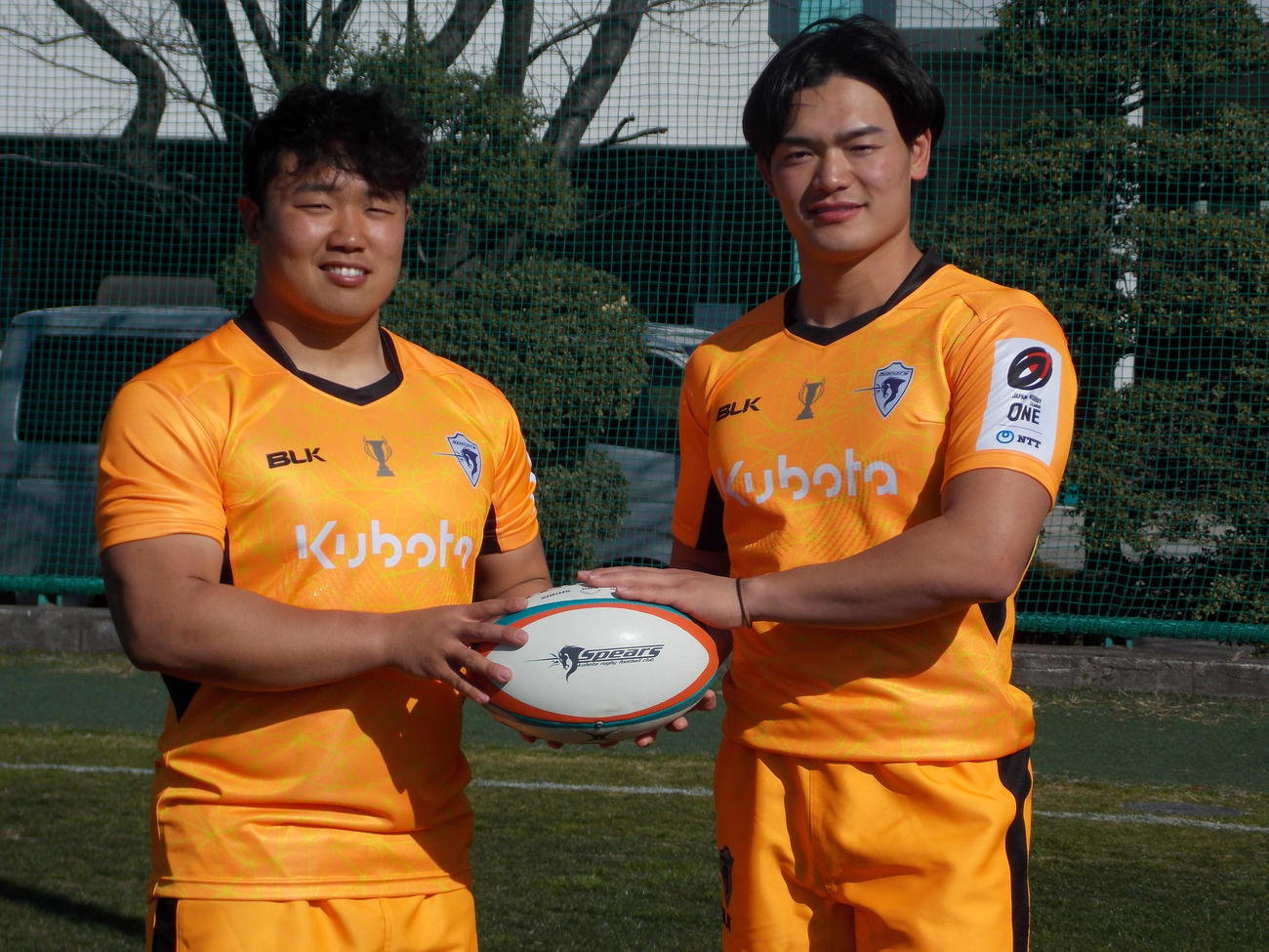 東京ベイの入団会見後、全国大学選手権決勝を戦った帝京大の江良颯（左）と明大の広瀬雄也の両主将が笑顔を見せる（撮影・松本航）