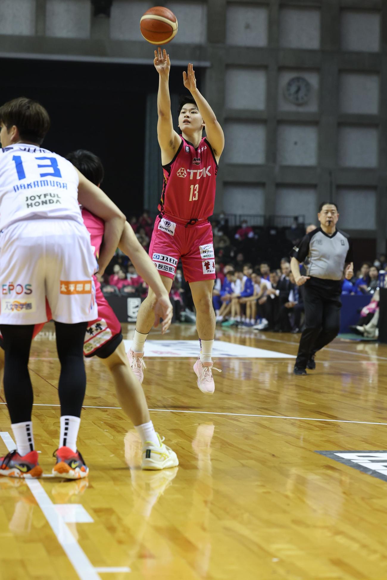 1月31日茨城戦、第2Qにプロ初得点となる3点シュートを決める秋田小川（C）B．LEAGUE
