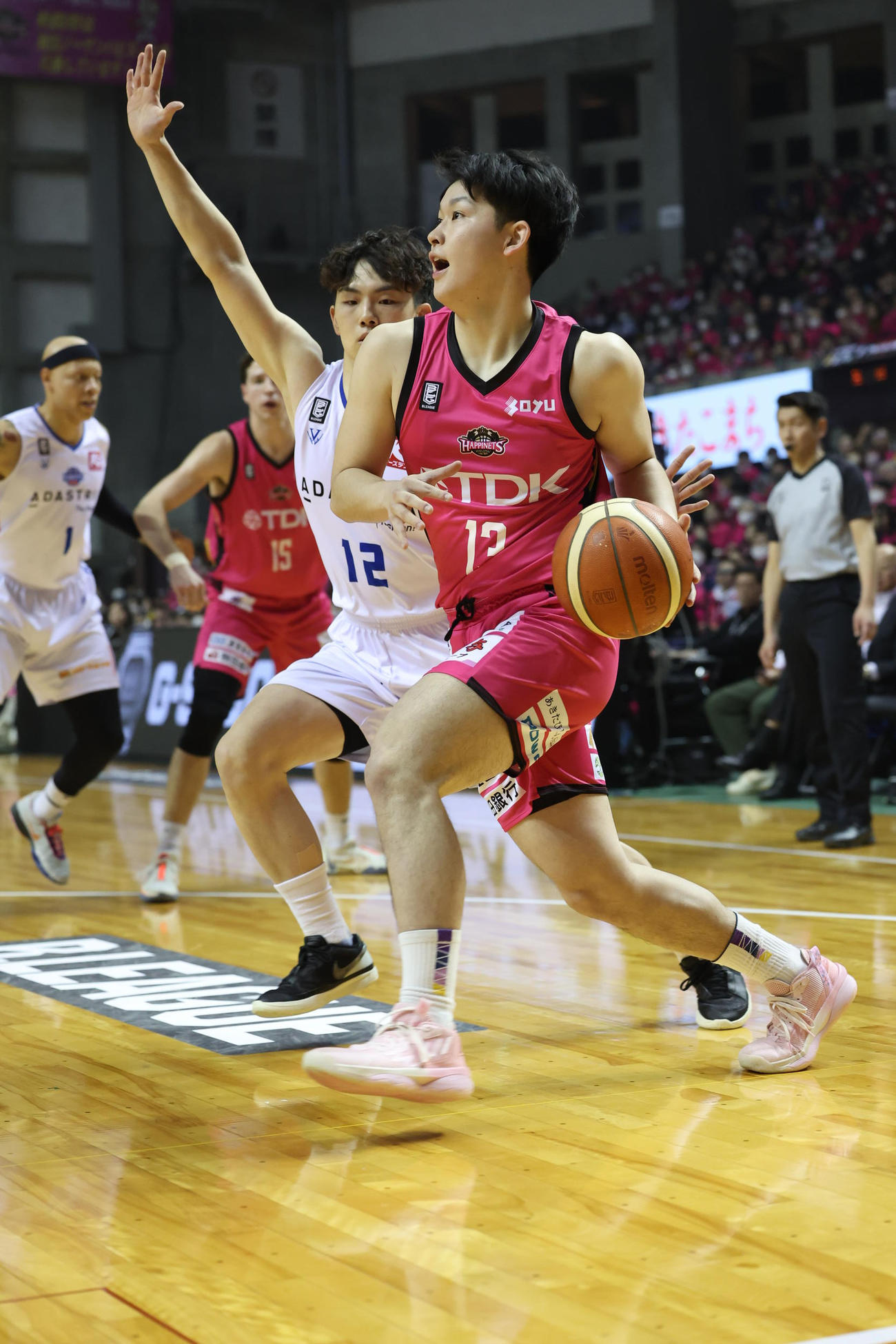 1月31日茨城戦でドライブする秋田小川（C）B．LEAGUE