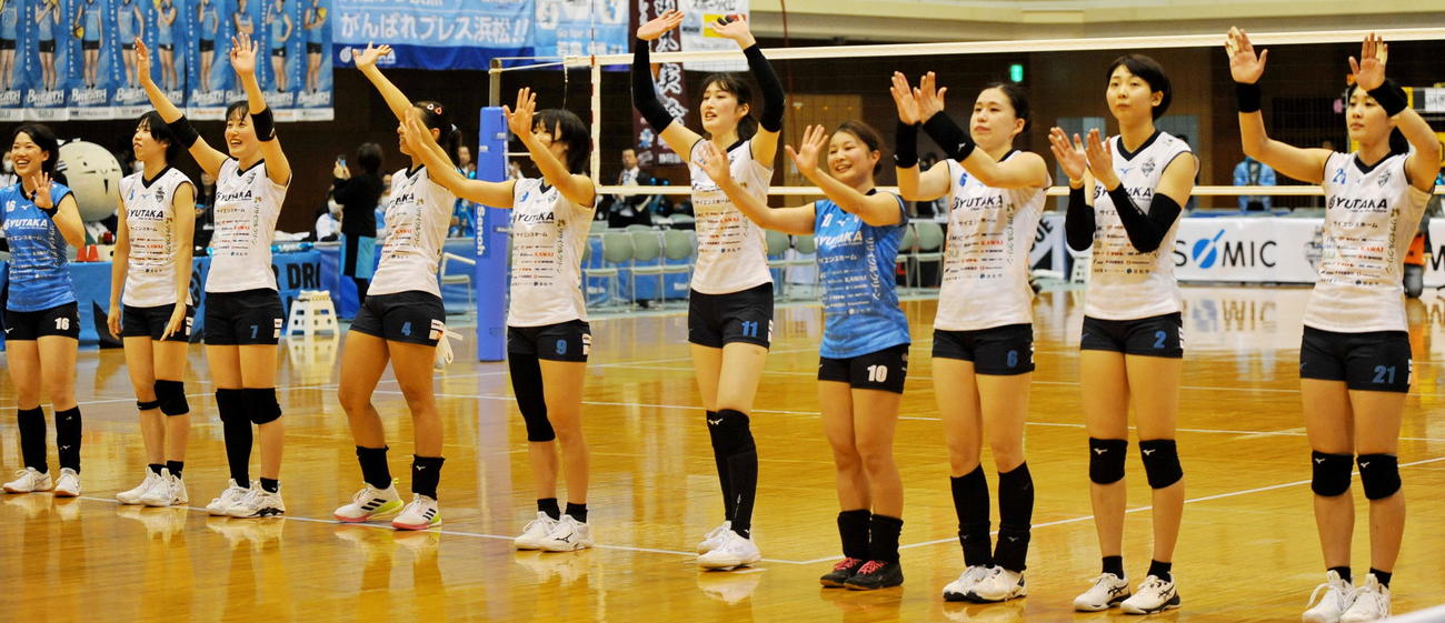 2月18日のホーム最終戦に勝利したブレス浜松の選手たち　