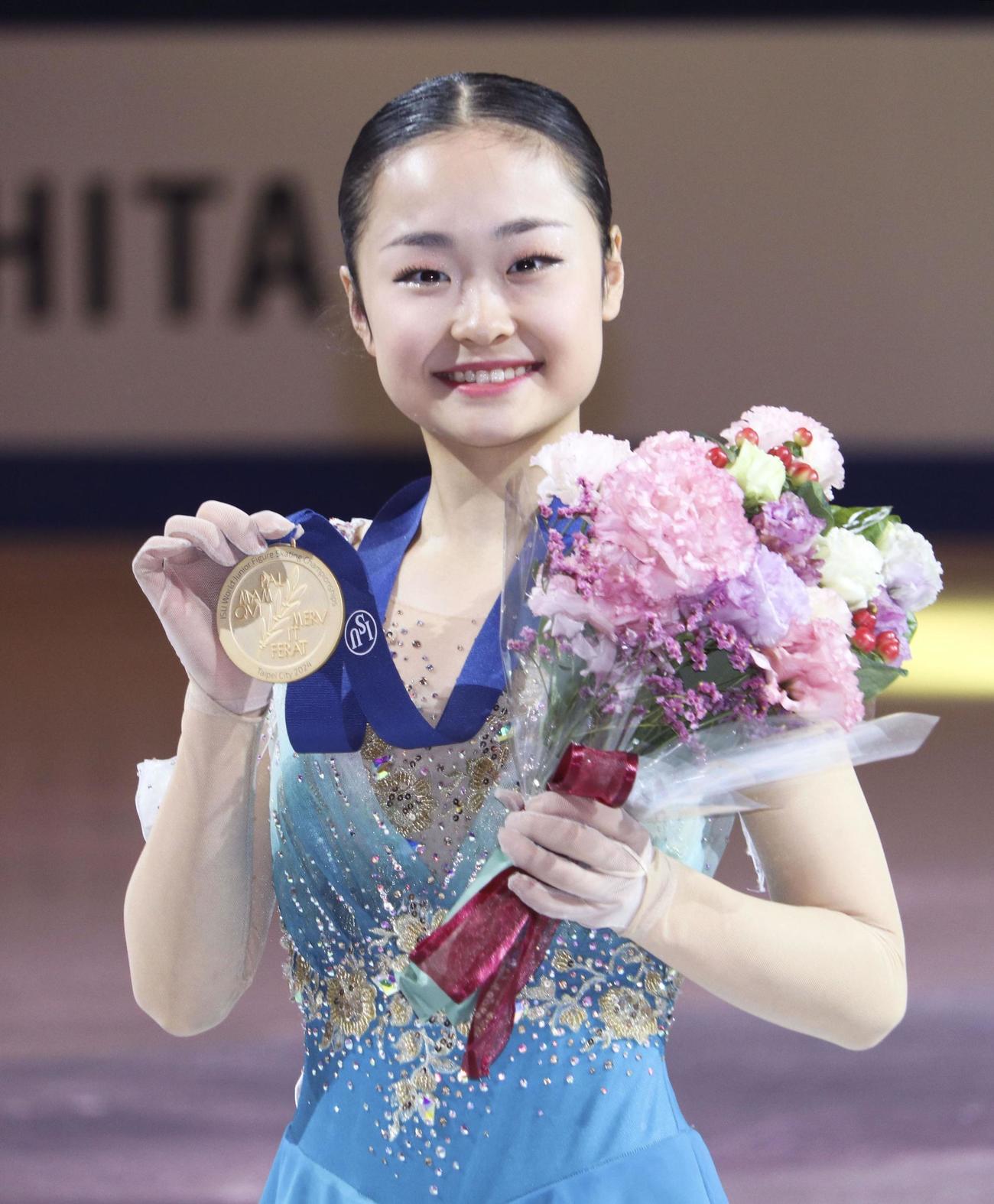 メダルを手に笑顔を見せる女子で優勝した島田麻央＝台北（共同）