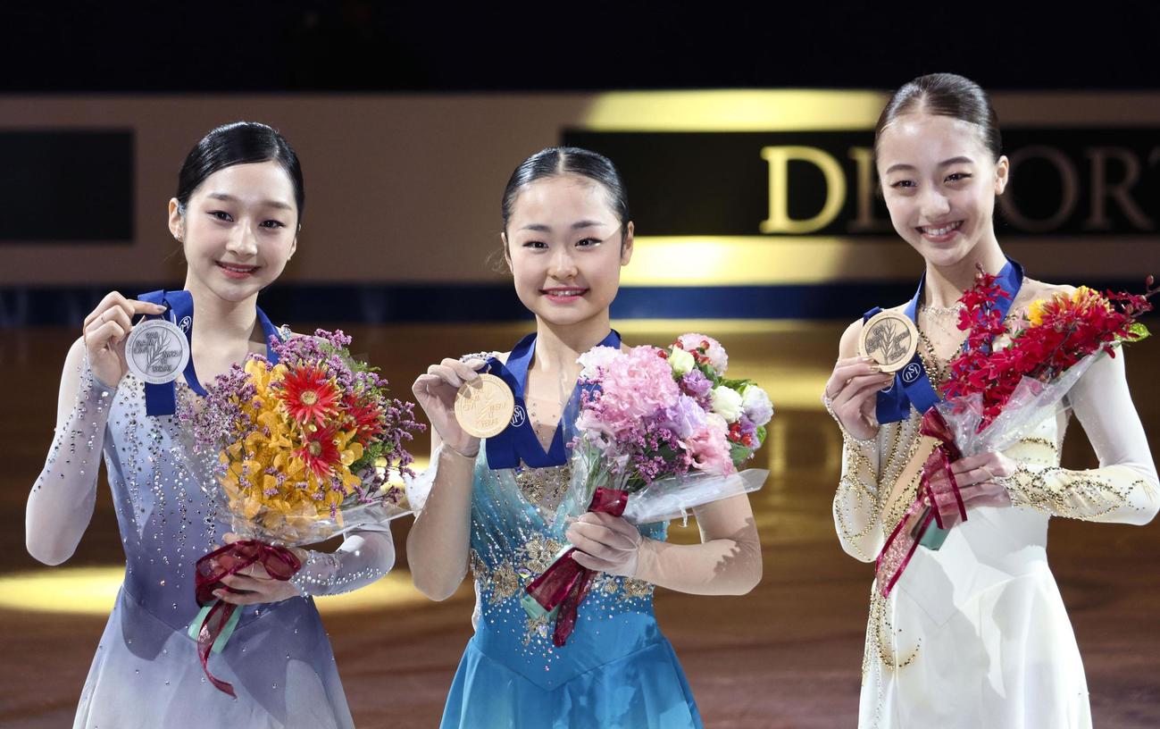 メダルを手に笑顔を見せる女子で優勝した島田麻央（中央）と3位の上薗恋奈（右）ら＝台北（共同）