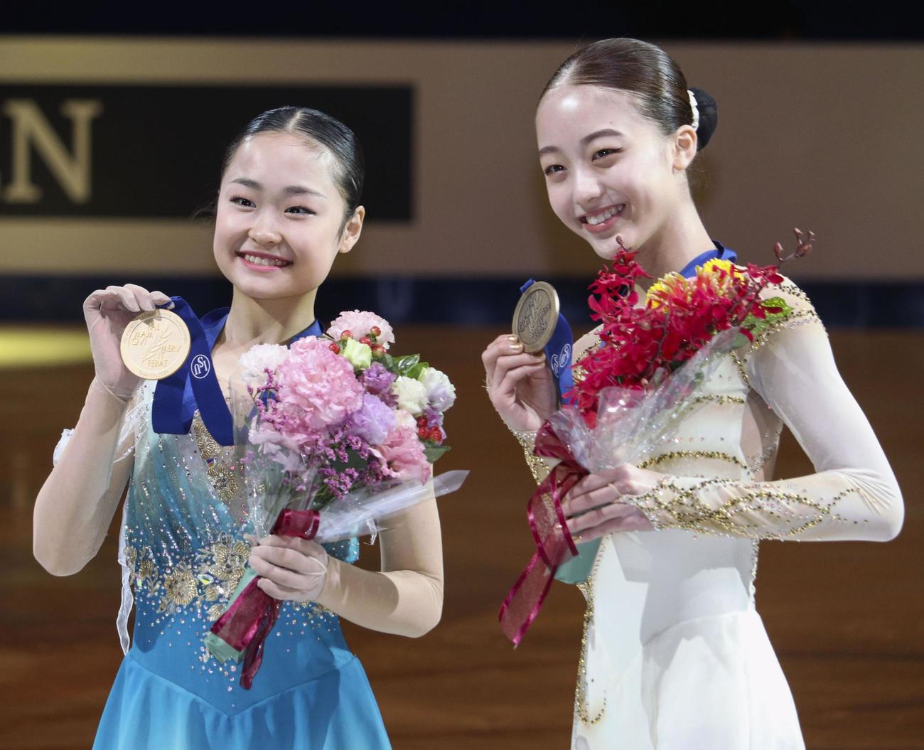 メダルを手に笑顔を見せる女子で優勝した島田麻央（左）と3位の上薗恋奈＝台北（共同）