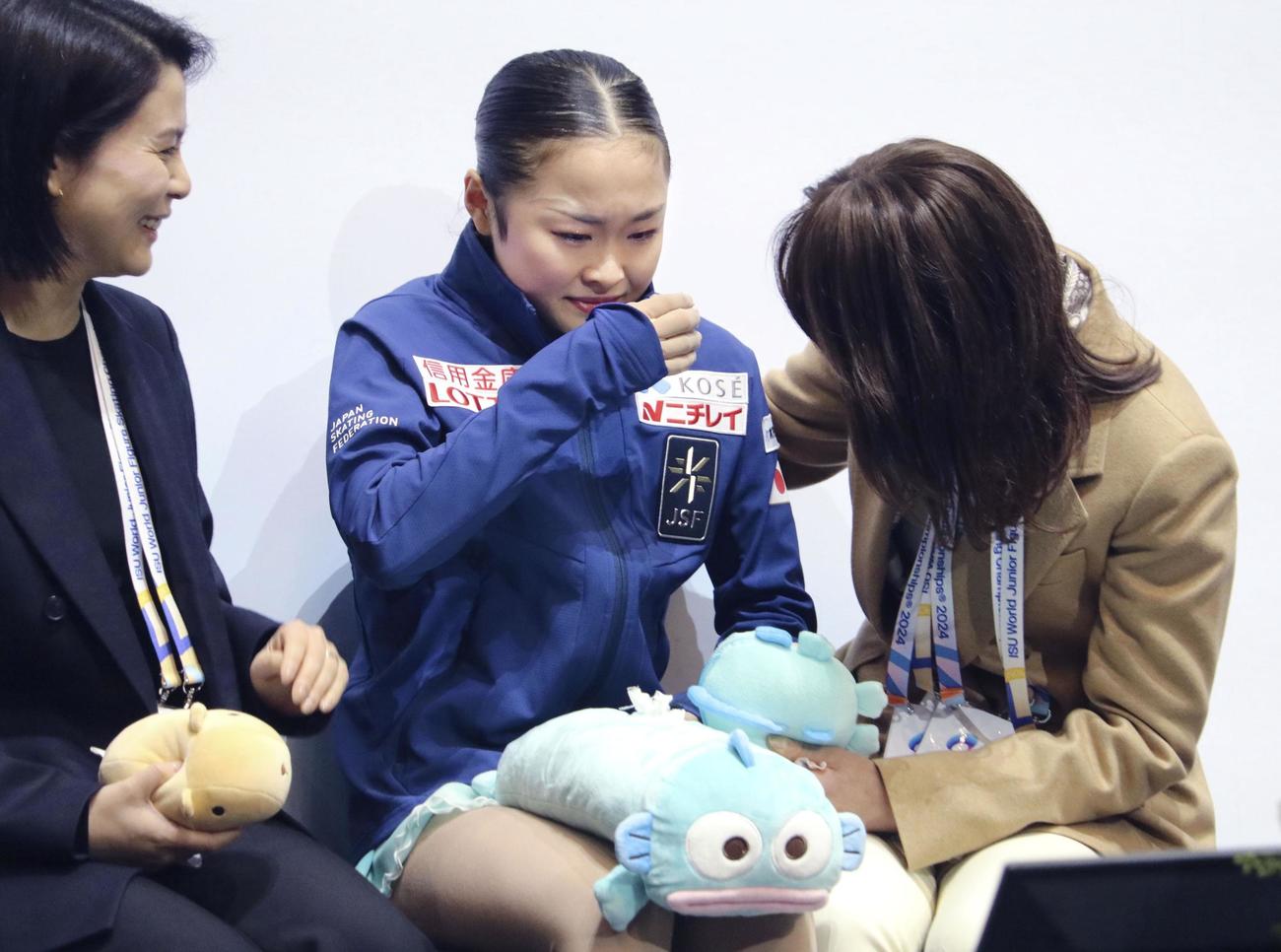 女子フリーの演技後、得点を確認し涙を流す島田麻央（中央）＝台北（共同）