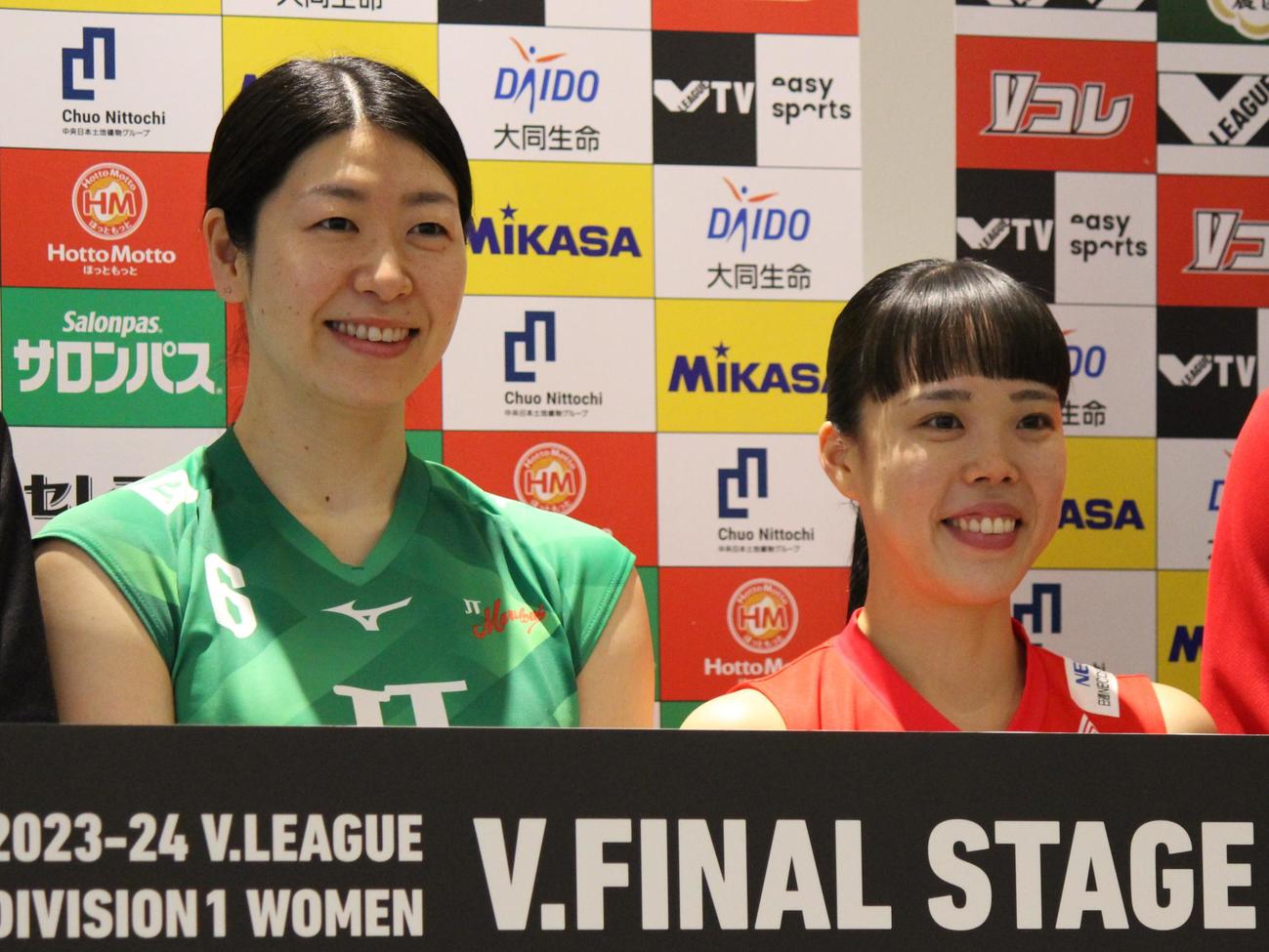前日会見で写真に納まるJTの田中（左）とNECの小島（撮影・勝部晃多）