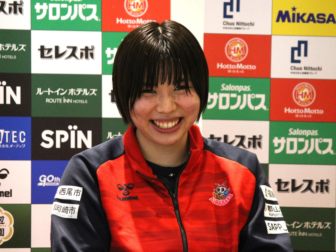 勝利後の会見で笑顔を見せるデンソーの横山（撮影・勝部晃多）