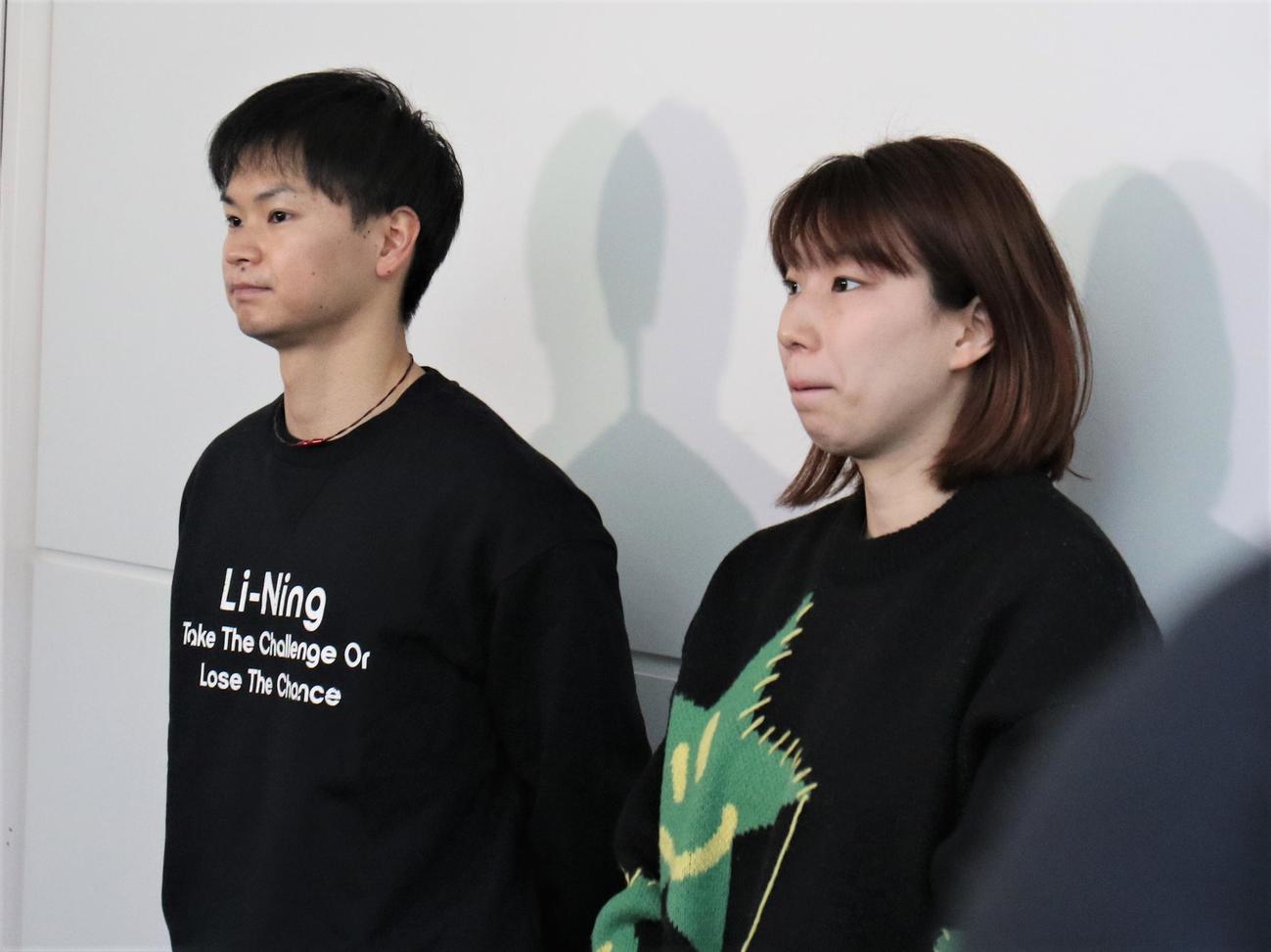 バドミントンのフランス・オープンへの出国前に取材に応じた混合ダブルスの渡辺（左）東野組