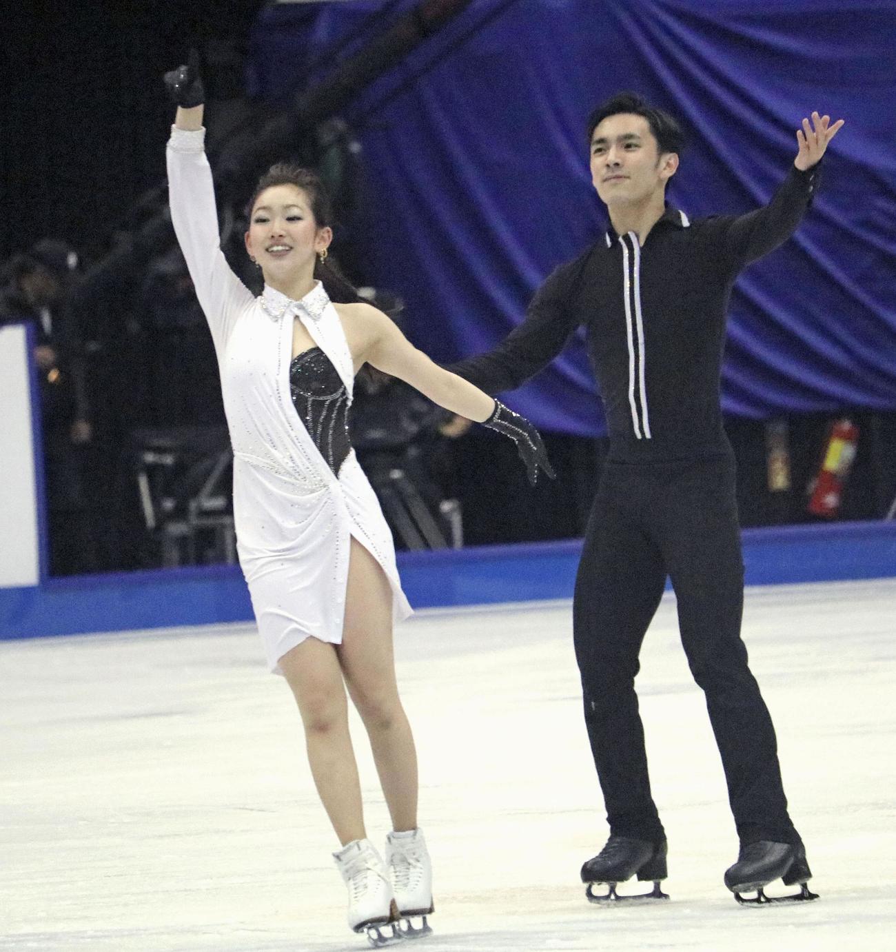 アイスダンスフリー　演技を終えた岸本彩良（左）、田村篤彦組（共同）
