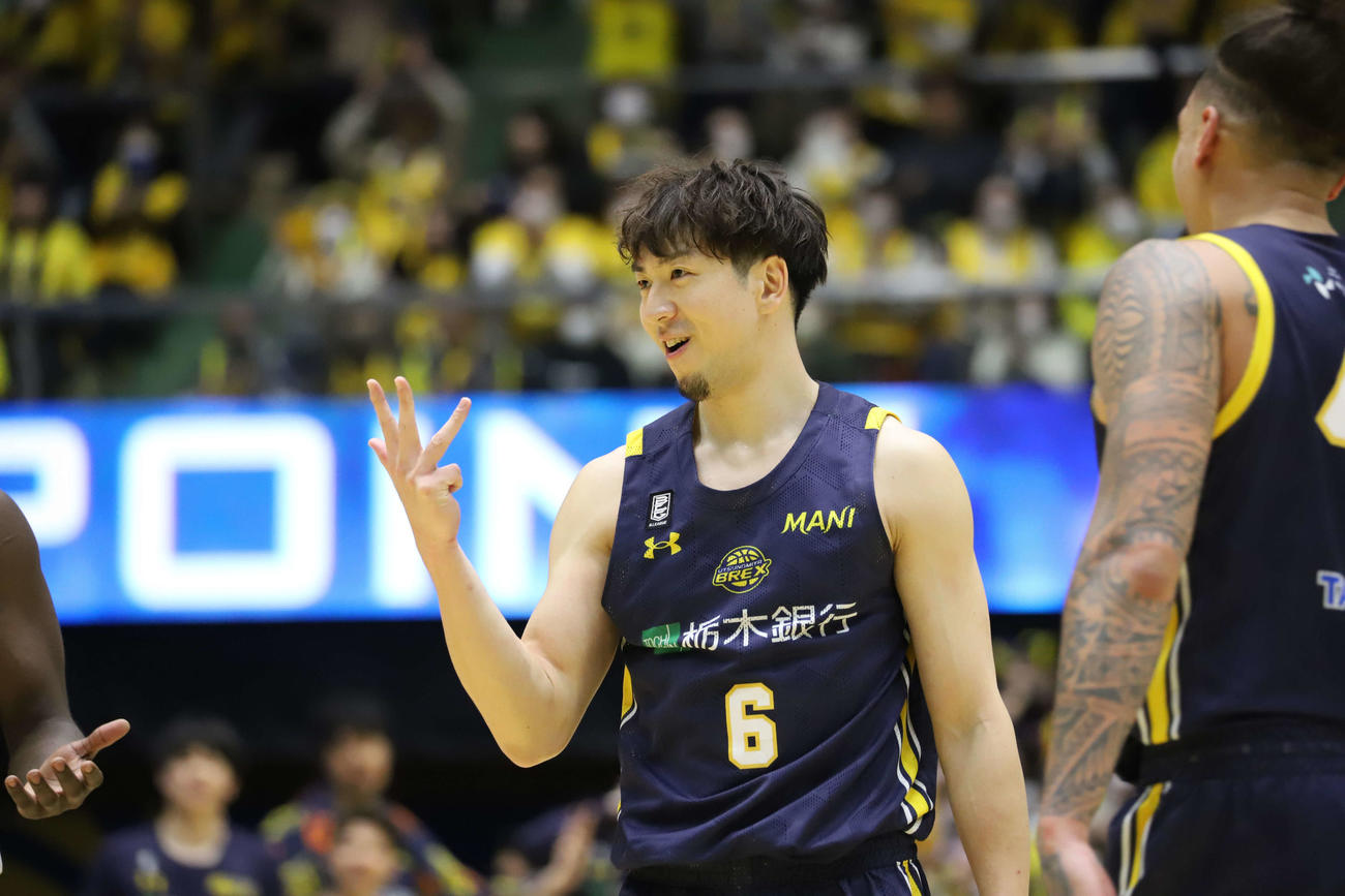宇都宮対SR渋谷　第4クオーター、3ポイントシュートを決めた上にバスケットカウントを獲得した宇都宮の比江島慎は4本の指を立てる（撮影・沢田啓太郎）