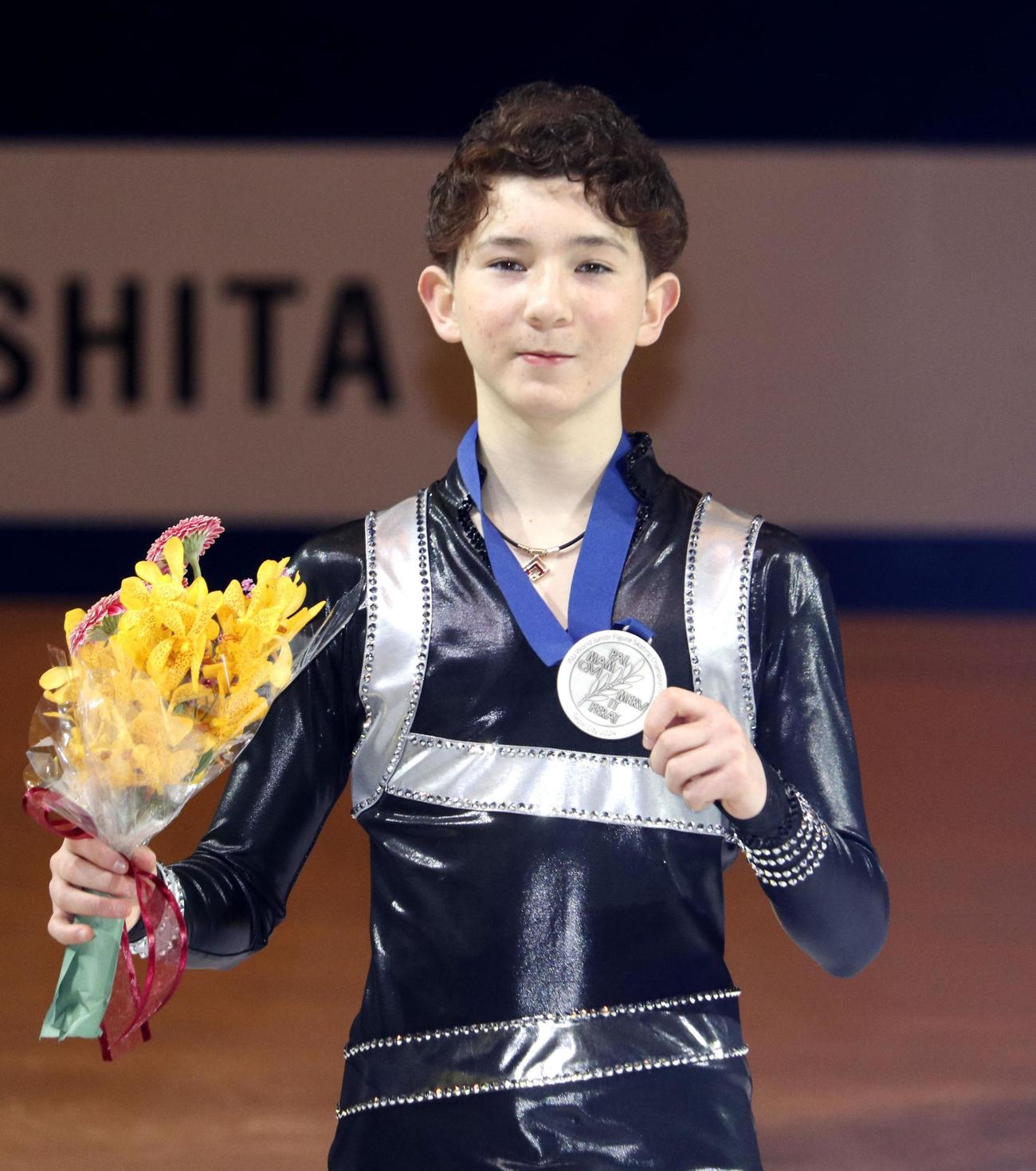 男子で2位に入り、メダルを手にする中田璃士＝台北（共同）