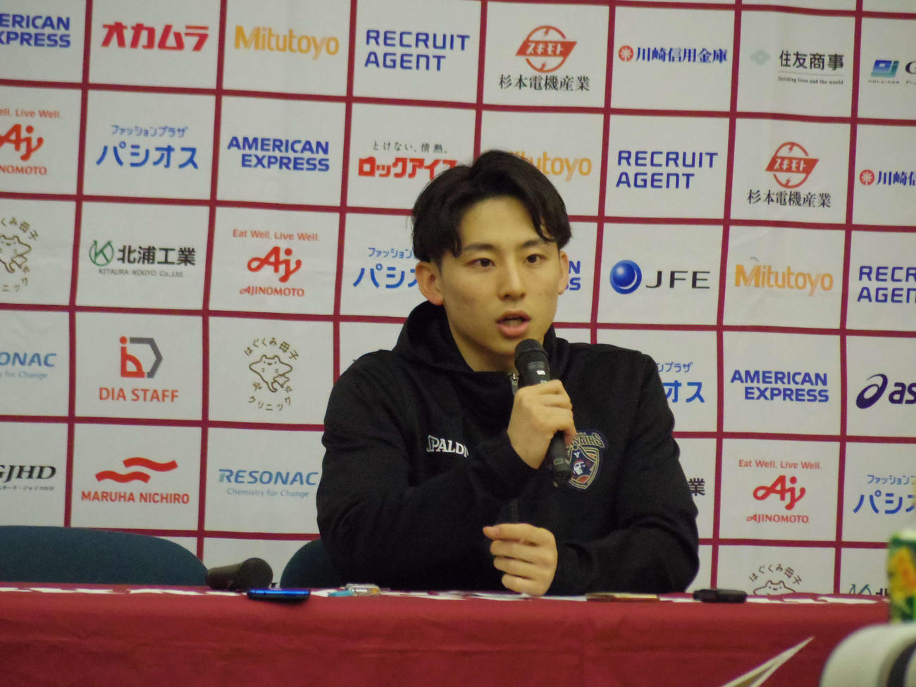 会見に臨むB1横浜BCの河村