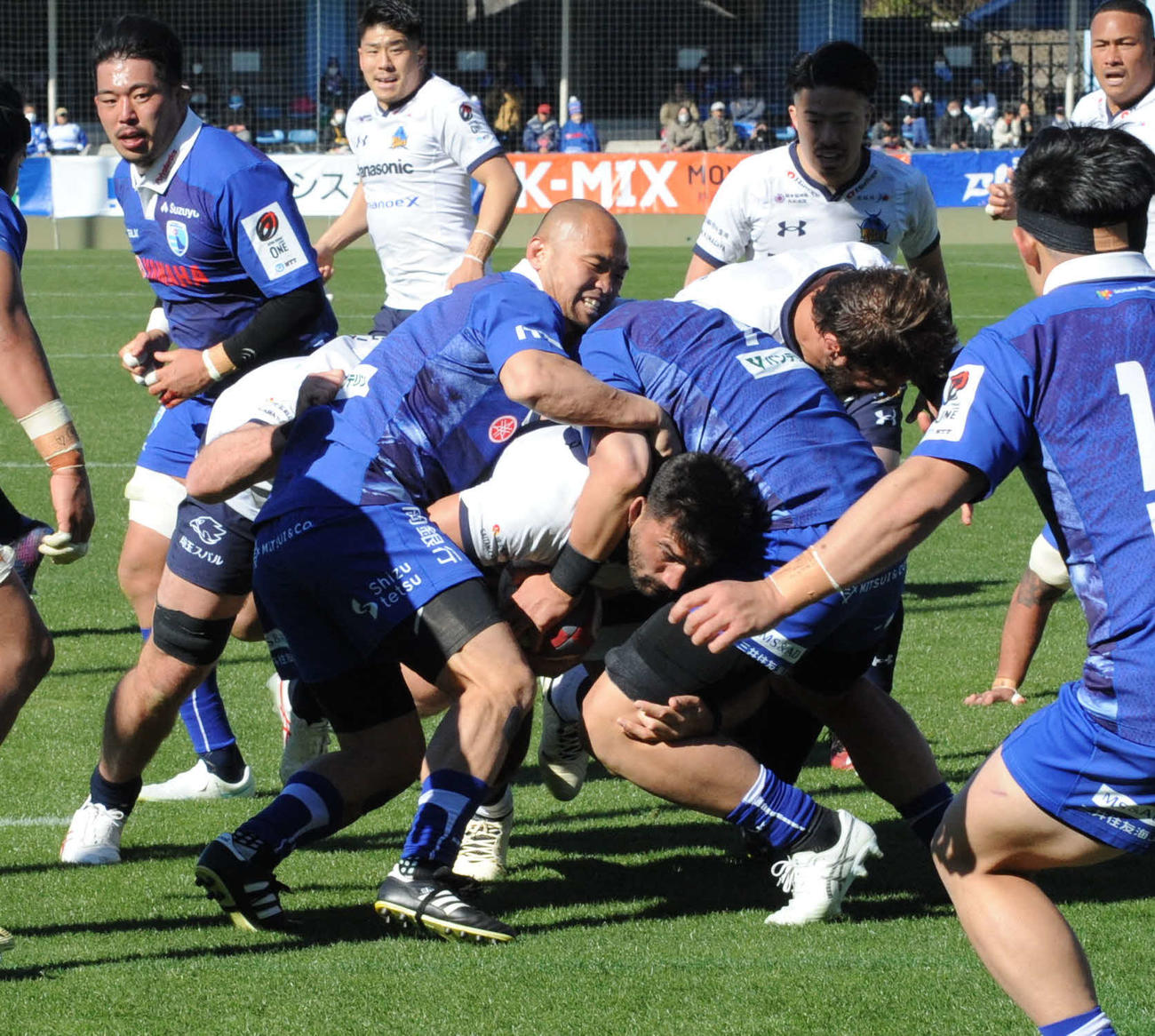 相手攻撃を止めにかかる静岡ブルーレヴズの矢富勇（中央左）ら