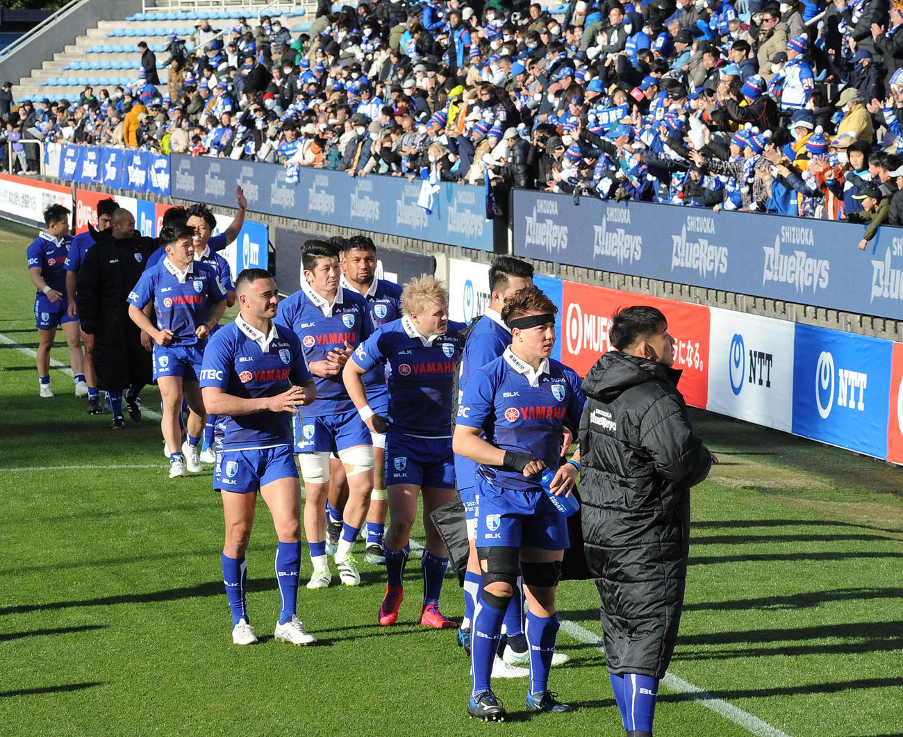 試合を終え、スタンドにあいさつしてまわる静岡ブルーレヴズの選手ら