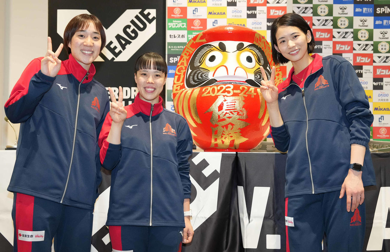 優勝し、目を入れた高崎だるまと記念撮影するNEC古賀（右）、塚田（左）、小島（撮影・鈴木みどり）