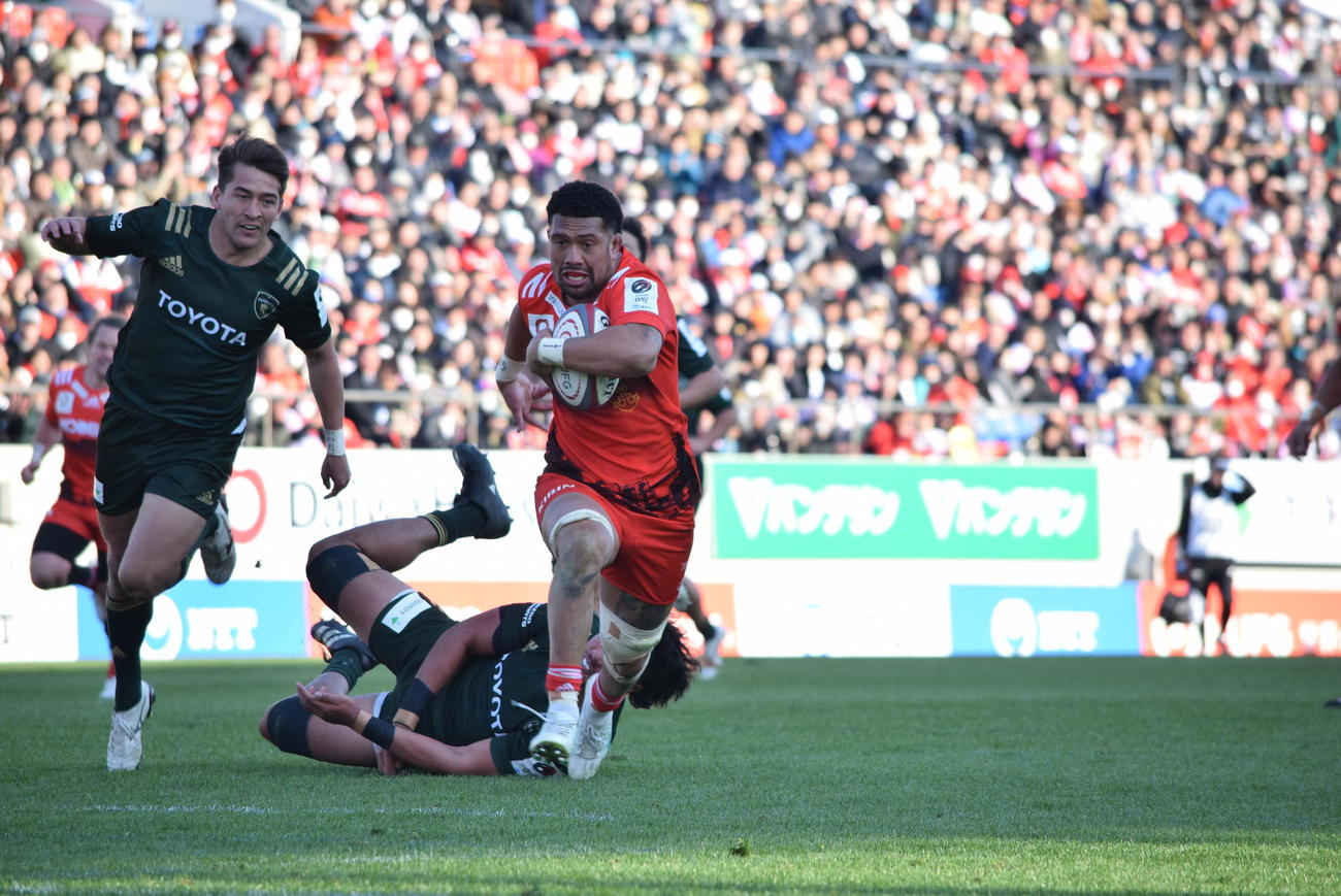 試合終了間際、抜け出す神戸フランカー、アーディー・サベア（撮影・阪口孝志）