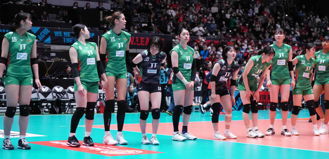 JT対NEC NECに敗れ優勝を逃し、浮かない表情のJTの選手たち（撮影・鈴木みどり）