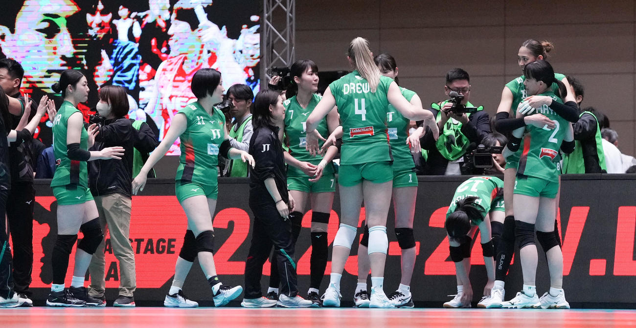 JT対NEC NECに敗れファイナルステージ優勝を逃し、浮かない表情のJTの選手たち（撮影・鈴木みどり）