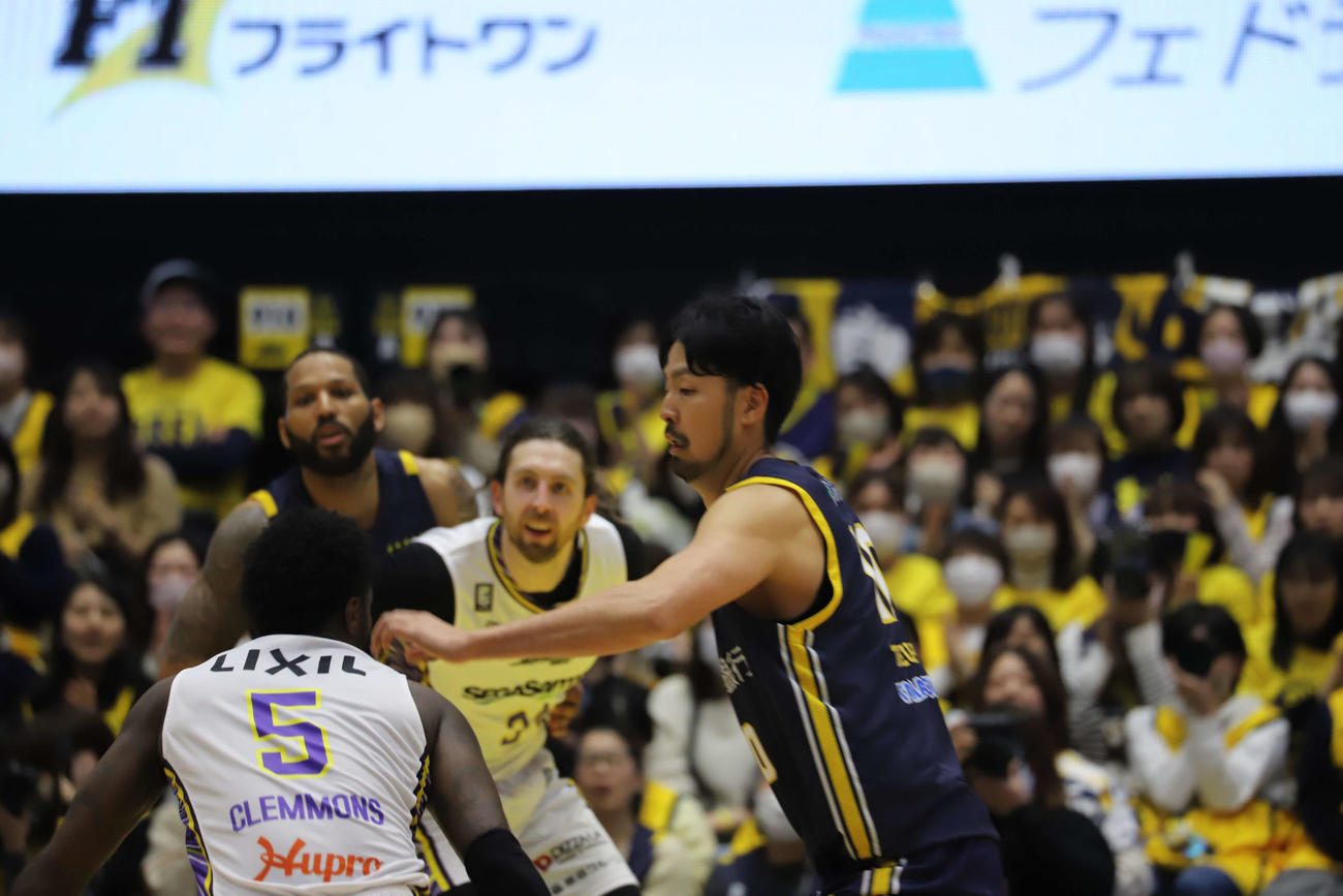 宇都宮対SR渋谷　チームの11連勝をけん引した宇都宮の竹内公輔は守備でも走り回った（撮影・沢田啓太郎）