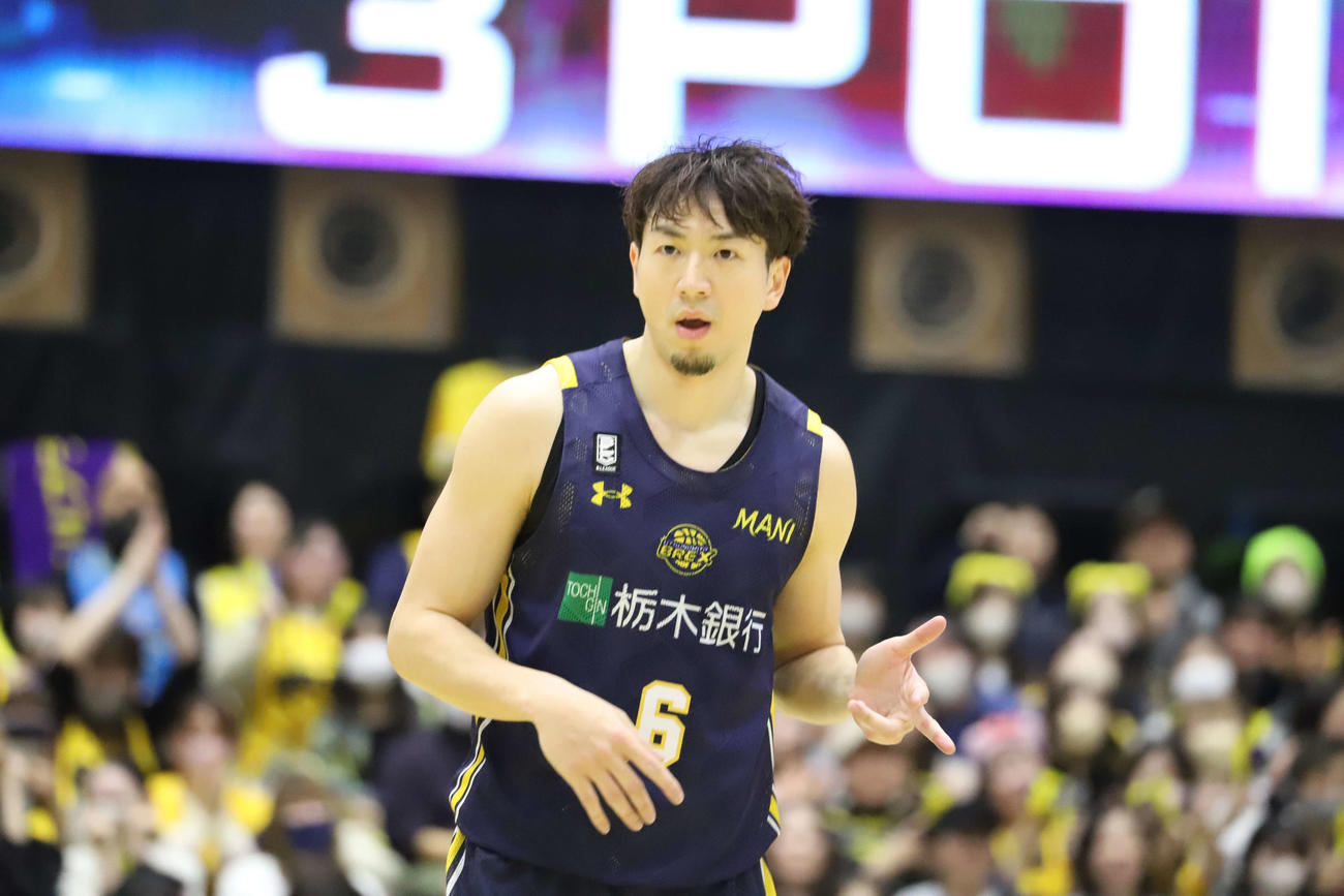 宇都宮対SR渋谷　3ポイントシュートを決めるも控えめのセレブレーションを披露した宇都宮・比江島慎（撮影・沢田啓太郎）
