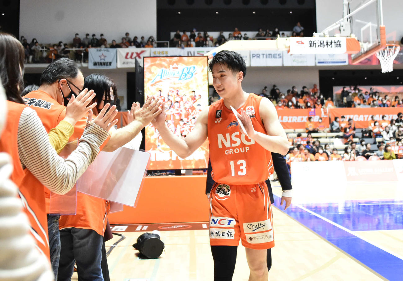 新潟・永野は試合後、場内を1周し、観客とハイタッチ