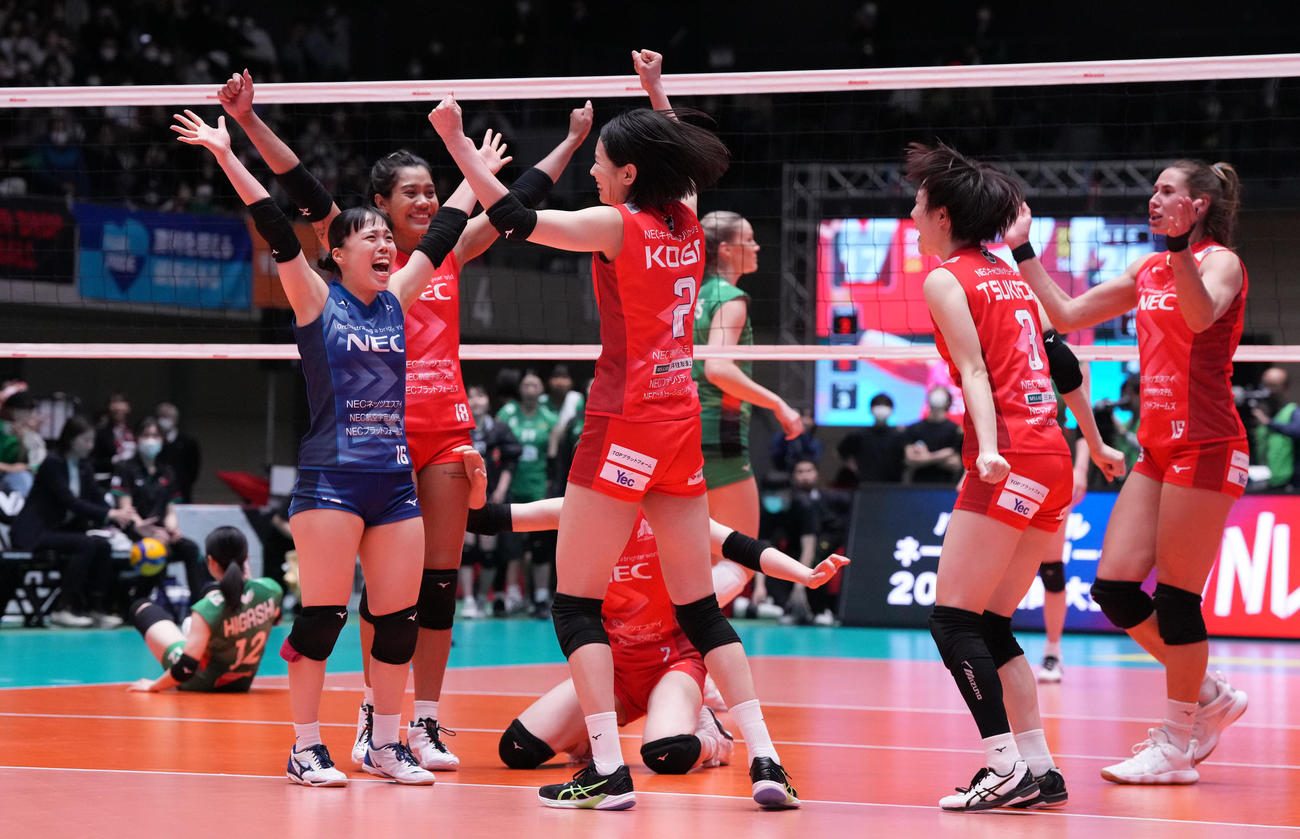 JT対NEC JTに勝利しファイナルステージ優勝を決め、喜びを爆発させる古賀（手前中央）らNECの選手たち（撮影・鈴木みどり）