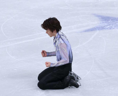 世界選手権SPを終えてガッツポーズする宇野昌磨