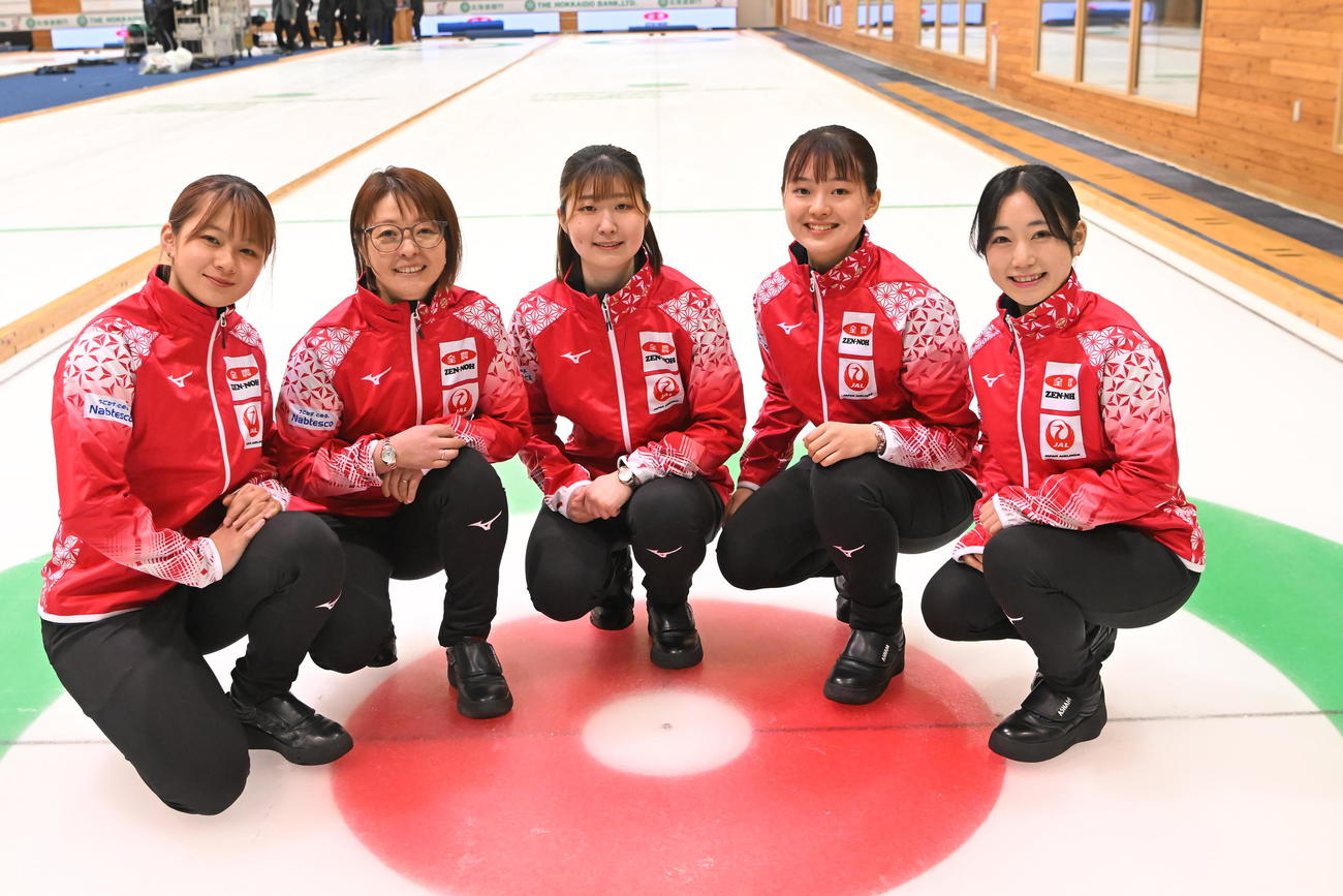 カーリング女子日本代表SC軽井沢クラブの上野結、西室、金井、上野美、両川（左から）(C)JCA／H．IDE