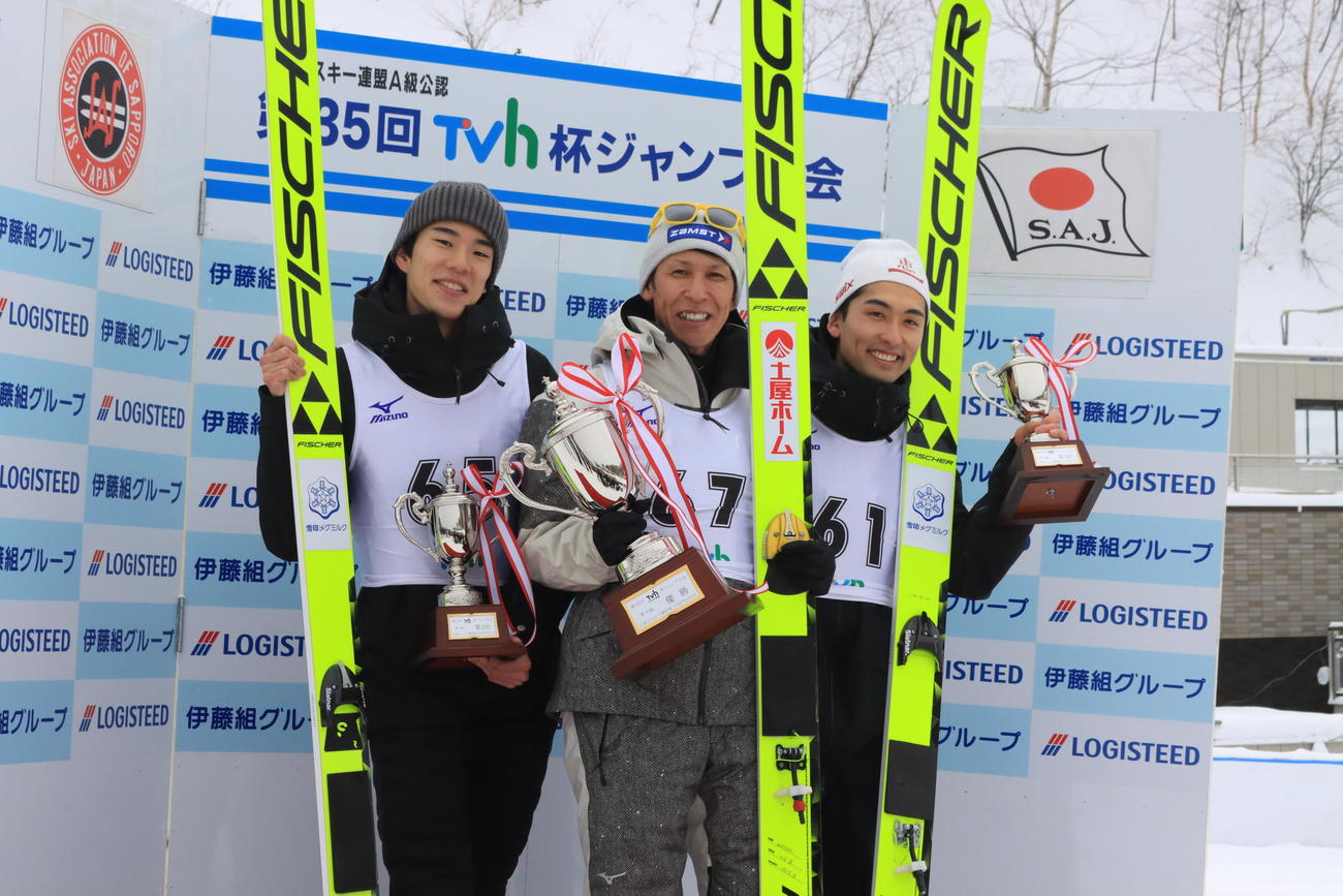 24年2月3日　ジャンプTVh杯　男子で優勝した葛西紀明（中央）。左は2位佐藤慧一、右は3位の清水礼留飛（撮影・保坂果那）