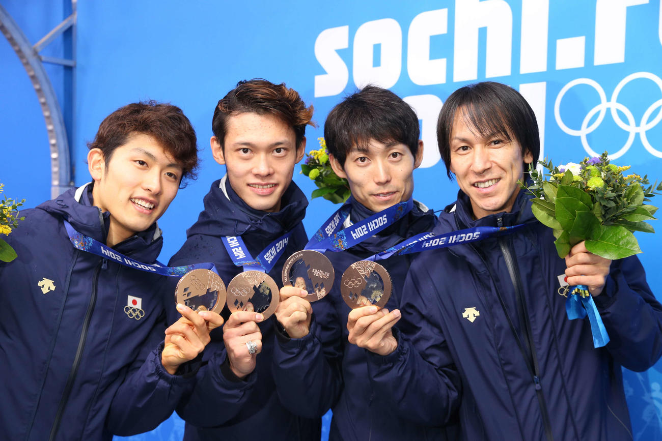 ソチ五輪　銅メダルを手にポーズを決める、右から葛西、伊東、竹内、清水（2014年2月18日撮影）