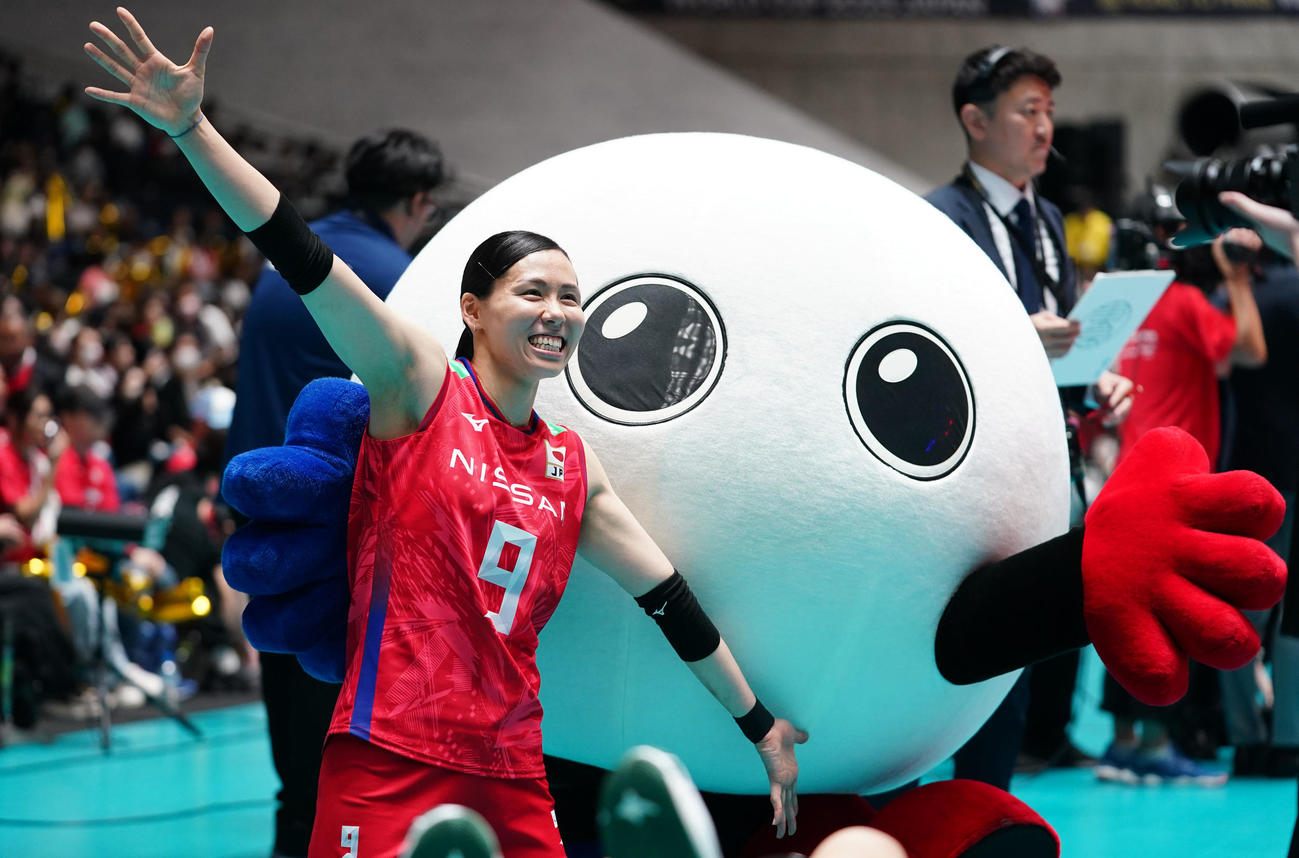 バボちゃんと共に笑顔を見せる渡辺（23年9月20日撮影）