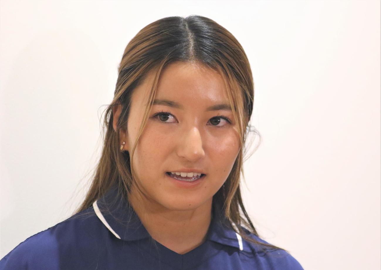 サーフィンのワールドゲームズから羽田空港に帰国した松田（撮影・藤塚大輔）