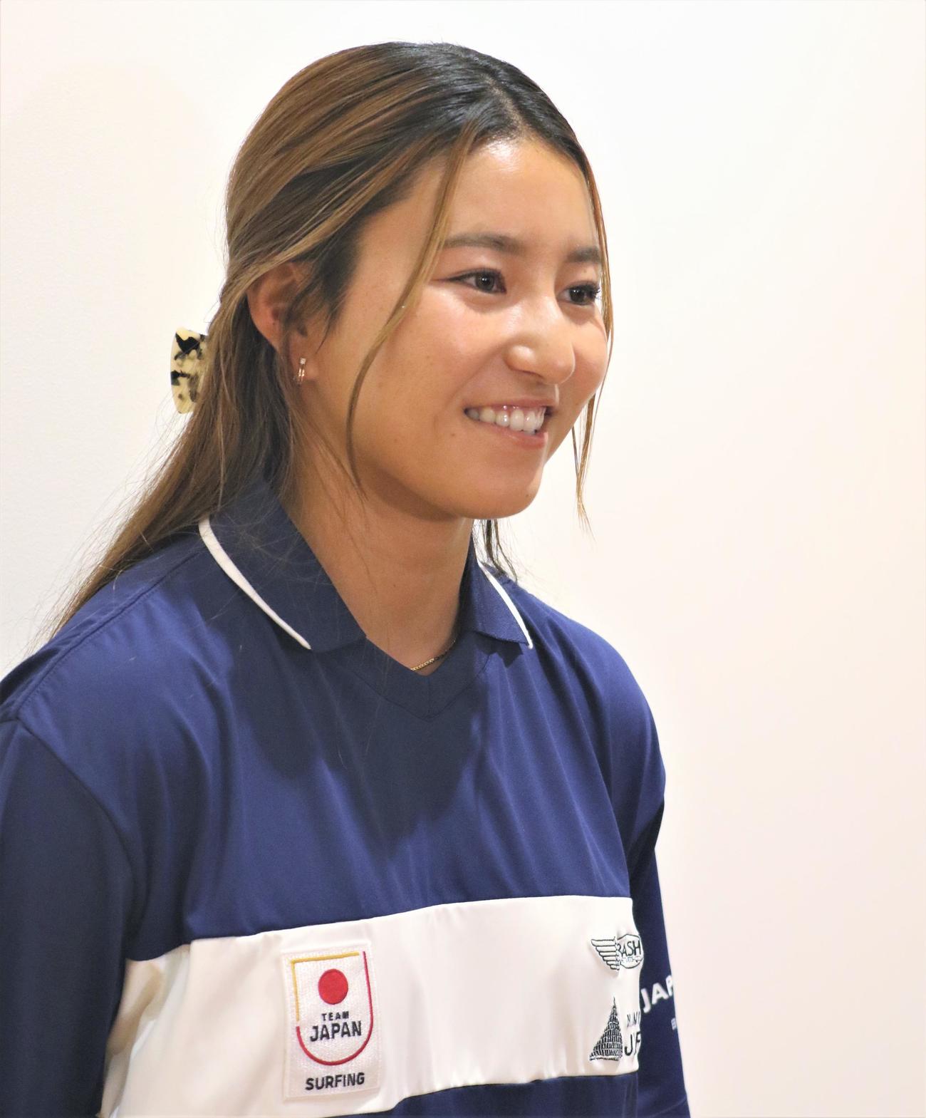 サーフィンのワールドゲームズ（WG）から羽田空港に帰国した松田（撮影・藤塚大輔）