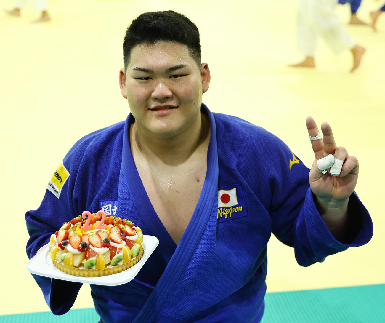 この日誕生日の斉藤は報道陣から送られたケーキを手に笑顔を見せる（撮影・垰建太）