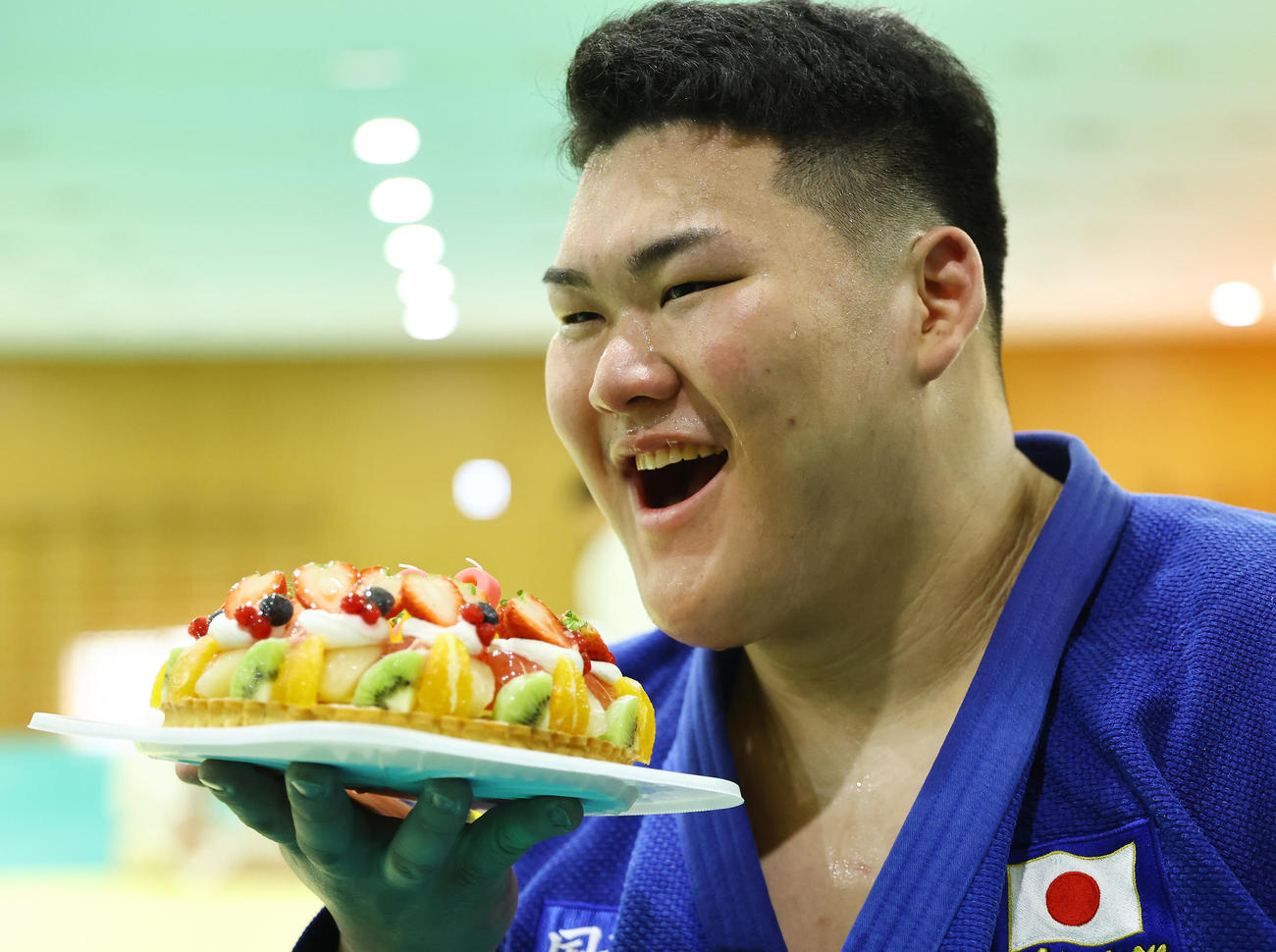 この日誕生日の斉藤は報道陣から送られたケーキを手に笑顔を見せる（撮影・垰建太）