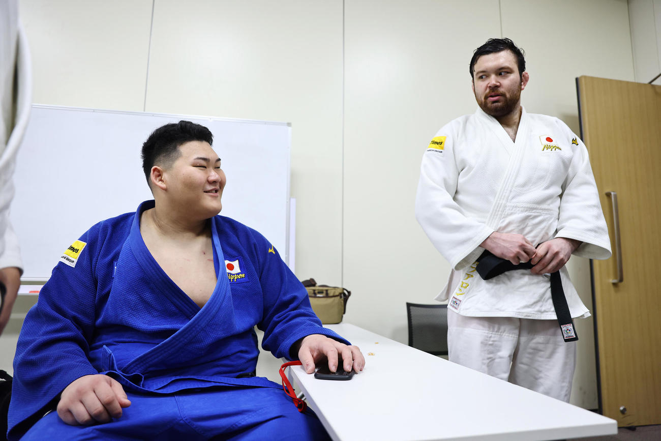 練習後に談笑する斉藤（左）とウルフ（撮影・垰建太）