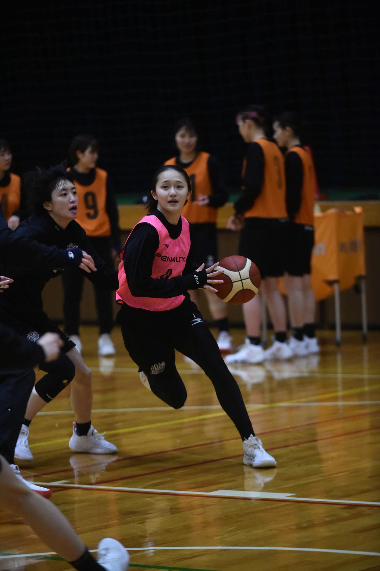 試合形式の練習で攻撃を仕掛ける中村