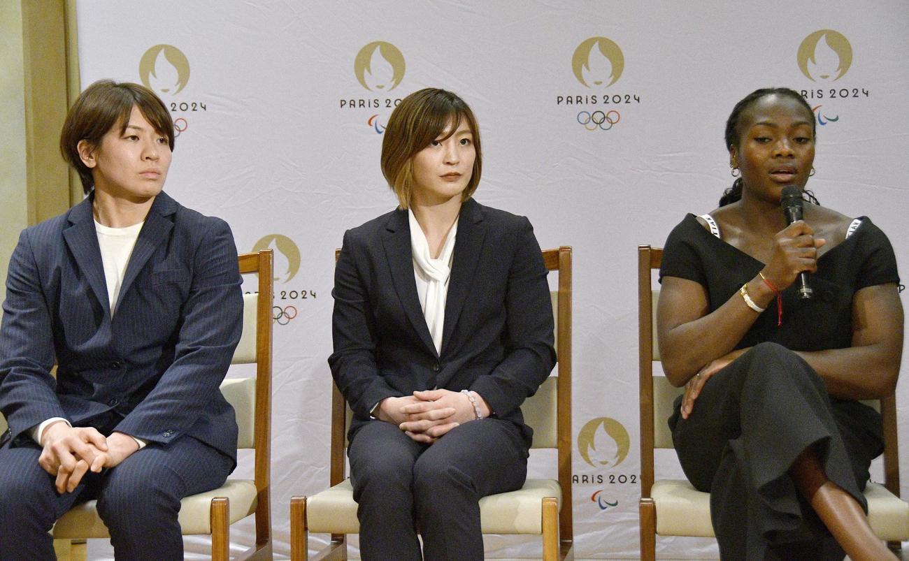 イベントで意見を交わす柔道女子の（左から）高市未来、角田夏実、クラリス・アグベニェヌ（共同）