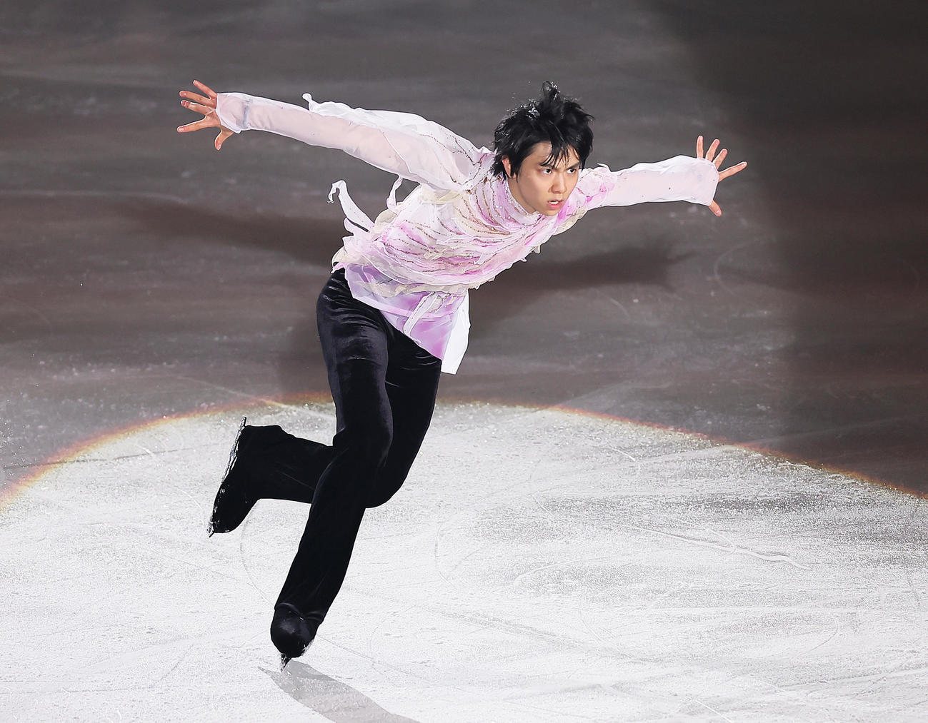 力強い表情で演技する羽生さん（撮影・足立雅史）