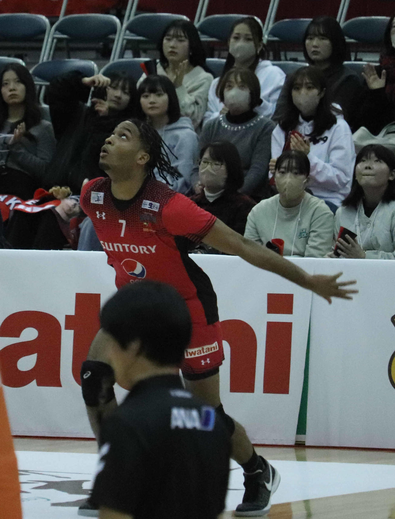 サーブを打つサントリーのデ・アルマス・アライン（撮影・竹本穂乃加）